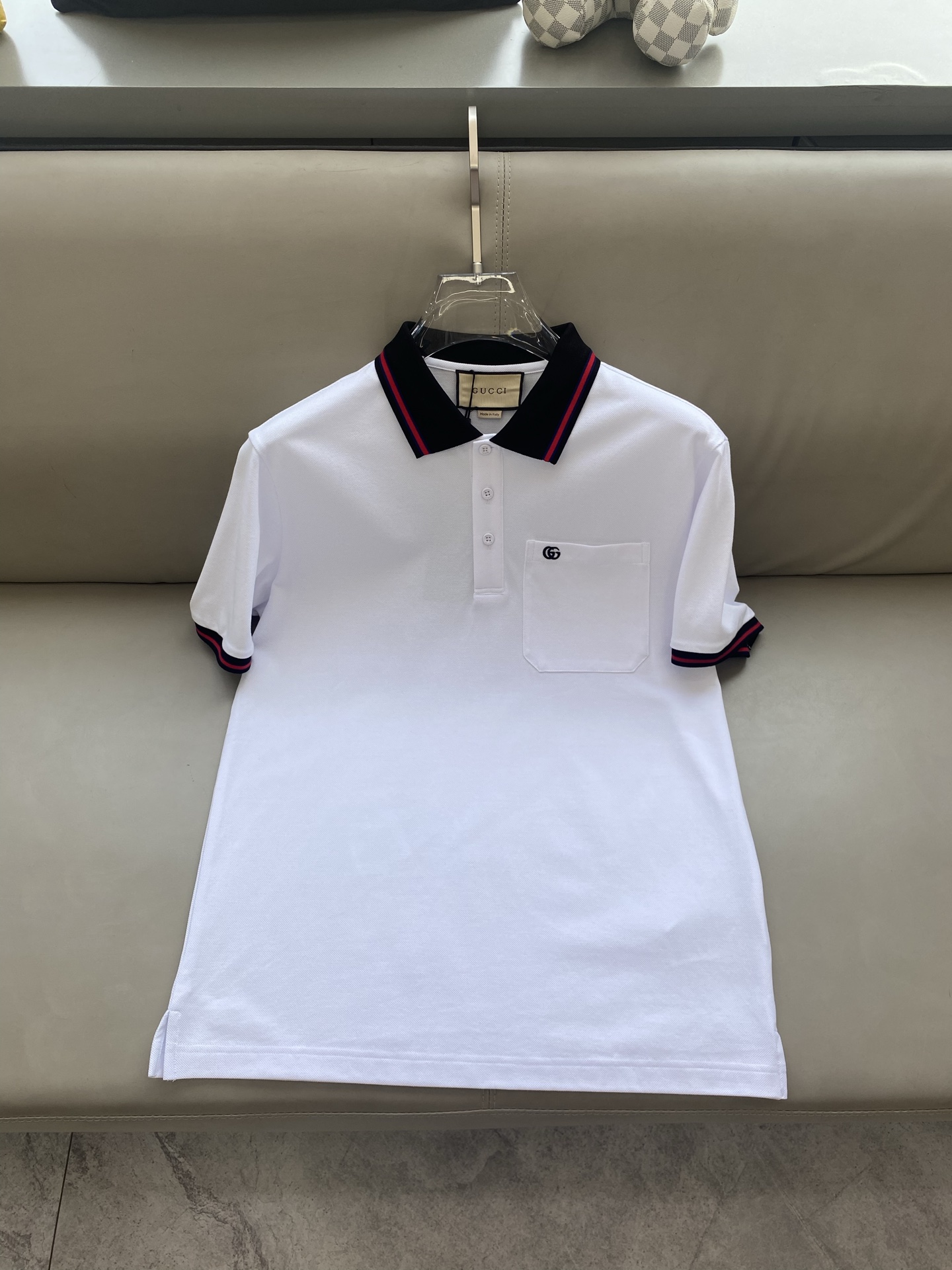 NO:135441,Gucci 2025ss summer new logo men's lapel Polo shirt!  Classic business men's style, high-end men's style at the ceiling level of business men's style!  Simple, fashionable and elegant, single-wearing inner wear is decent, quality control/detail control takes away, low-key, luxurious and connotative!  Customer-supplied fixed mesh flooring cotton cloth is carefully made, the surface of the fabric is evenly arranged and neatly arranged, with excellent breathability and heat dissipation and sweat resistance, and the comfort level of the upper body is completely better than that of ordinary single-sided sweat cloth tissue!  The brand LOGO logo with classic hem is created with top-level craftsmanship. The LOGO has three-dimensional, clear and full texture, and is an extraordinary product in the classic field whether it is inner wear or single wear!  The exquisite cutting process, the processing of every detail is very standard and delicate, and it is comparable to that of ordinary LOW products on the market. Men must enter the basic versatile Polo shirts!  Color black white Size M-3XL Data reference M: bust 104cm-shoulder width 45cm-length 69cm-sleeve length 21cm L: bust 108cm-shoulder width 46cm-length 70cm-sleeve length 22cm XL: bust 112cm-shoulder width 47cm-sleeve length 71cm-sleeve length 23cm XXL: bust 116cm-shoulder width 48cm-sleeve length 72cm-sleeve length 24cm 3XL: bust 120cm-shoulder width 49cm-sleeve length 73cm-sleeve length 24cm AAA5,,gucci,alexander wang19860909Gucci 2025ss夏季新款 logo男士翻领Polo衫！经典商务男款,高端男装的天花板级别的商务男款！简约时尚大气不失优雅,单穿内搭体面过人,品质控/细节控的闭眼带走,低调又奢华有内涵！ 客供定织网眼珠地棉布精心制成,面料表面排列均匀整齐的网眼纹理,透气性和散热排汗性极佳,上身舒适程度完全优于普通单面汗布组织！下摆经典的品牌LOGO标识,采用顶级工艺打造,LOGO立体清晰饱满,质感非凡的特质,无论是内搭还是单穿都是一款经典领域的产品！精妙绝伦的裁剪工艺,每一个细节处理的非常标准细腻,非市面一般LOW货可以媲美的,男士必入基础百搭款Polo衫推荐！ 颜色黑色 白色 尺码M-3XL 数据参考 M码:胸围104cm-肩宽45cm-衣长69cm-袖长21cm L码:胸围108cm-肩宽46cm-衣长70cm-袖长22cm XL码:胸围112cm-肩宽47cm-衣长71cm-袖长23cm XXL码:胸围116cm-肩宽48cm-衣长72cm-袖长24cm 3XL码:胸围120cm-肩宽49cm-衣长73cm-袖长24cm AAA5,,gucci,alexander wang,Men's clothing