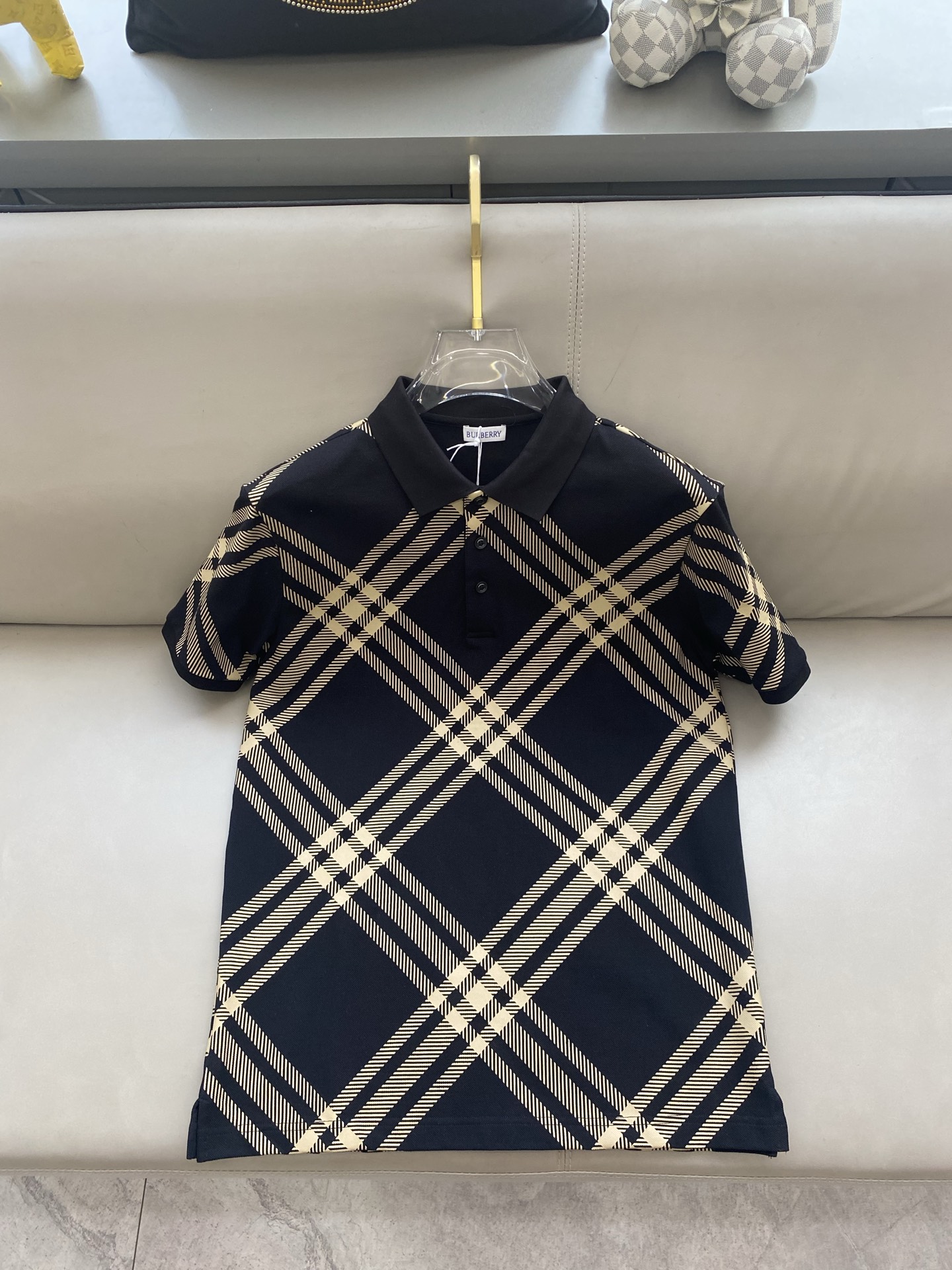 NO:135443,Burberry 2025ss summer new logo men's lapel Polo shirt!  Classic business men's style, high-end men's style at the ceiling level of business men's style!  Simple, fashionable and elegant, single-wearing inner wear is decent, quality control/detail control takes away, low-key, luxurious and connotative!  Customer-supplied fixed mesh flooring cotton cloth is carefully made, the surface of the fabric is evenly arranged and neatly arranged, with excellent breathability and heat dissipation and sweat resistance, and the comfort level of the upper body is completely better than that of ordinary single-sided sweat cloth tissue!  The brand LOGO logo with classic hem is created with top-level craftsmanship. The LOGO has three-dimensional, clear and full texture, and is an extraordinary product in the classic field whether it is inner wear or single wear!  The exquisite cutting process, the processing of every detail is very standard and delicate, and it is comparable to that of ordinary LOW products on the market. Men must enter the basic versatile Polo shirts!  Color black white Size M-3XL Data reference M: bust 104cm-shoulder width 45cm-coat length 69cm-sleeve length 21cm L: bust 108cm-shoulder width 46cm-coat length 70cm-sleeve length 22cm XL: bust 112cm-shoulder width 47cm-coat length 71cm-sleeve length 23cm XXL: bust 116cm-shoulder width 48cm-coat length 72cm-sleeve length 24cm 3XL: bust 120cm-shoulder width 49cm-sleeve length 73cm-sleeve length 24cm AAA5,,burberry,alexander wang19860909巴宝莉2025ss夏季新款 logo男士翻领Polo衫！经典商务男款,高端男装的天花板级别的商务男款！简约时尚大气不失优雅,单穿内搭体面过人,品质控/细节控的闭眼带走,低调又奢华有内涵！ 客供定织网眼珠地棉布精心制成,面料表面排列均匀整齐的网眼纹理,透气性和散热排汗性极佳,上身舒适程度完全优于普通单面汗布组织！下摆经典的品牌LOGO标识,采用顶级工艺打造,LOGO立体清晰饱满,质感非凡的特质,无论是内搭还是单穿都是一款经典领域的产品！精妙绝伦的裁剪工艺,每一个细节处理的非常标准细腻,非市面一般LOW货可以媲美的,男士必入基础百搭款Polo衫推荐！ 颜色黑色 白色 尺码M-3XL 数据参考 M码:胸围104cm-肩宽45cm-衣长69cm-袖长21cm L码:胸围108cm-肩宽46cm-衣长70cm-袖长22cm XL码:胸围112cm-肩宽47cm-衣长71cm-袖长23cm XXL码:胸围116cm-肩宽48cm-衣长72cm-袖长24cm 3XL码:胸围120cm-肩宽49cm-衣长73cm-袖长24cm AAA5,,burberry,alexander wang,Men's clothing