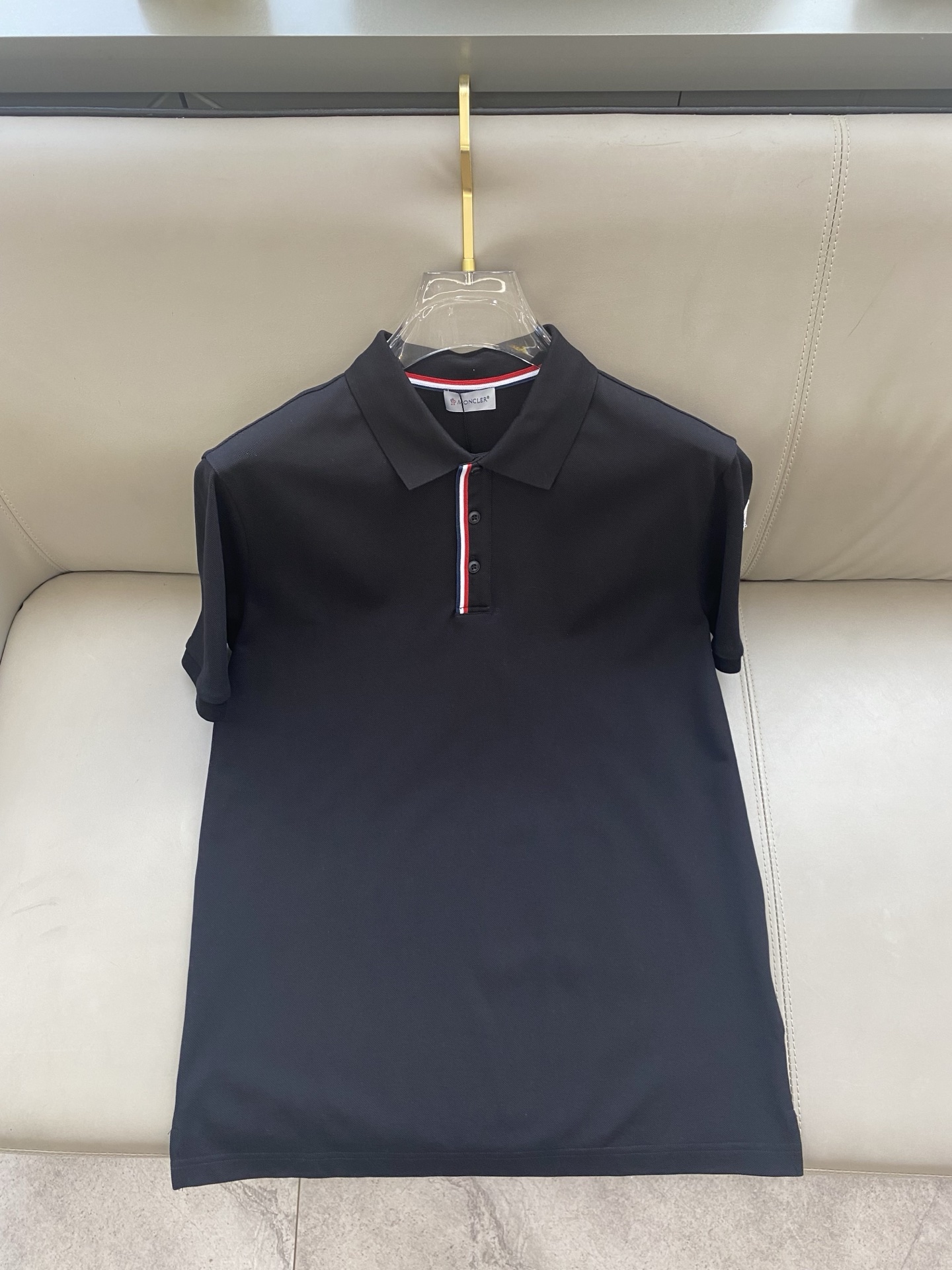 NO:135445,The new summer logo for men's lapel Polo shirt with 2025ss!  Classic business men's style, high-end men's style at the ceiling level of business men's style!  Simple, fashionable and elegant, single-wearing inner wear is decent, quality control/detail control takes away, low-key, luxurious and connotative!  Customer-supplied fixed mesh flooring cotton cloth is carefully made, the surface of the fabric is evenly arranged and neatly arranged, with excellent breathability and heat dissipation and sweat resistance, and the comfort level of the upper body is completely better than that of ordinary single-sided sweat cloth tissue!  The brand LOGO logo with classic hem is created with top-level craftsmanship. The LOGO has three-dimensional, clear and full texture, and is an extraordinary product in the classic field whether it is inner wear or single wear!  The exquisite cutting process, the processing of every detail is very standard and delicate, and it is comparable to that of ordinary LOW products on the market. Men must enter the basic versatile Polo shirts!  Color black white Size M-3XL Data reference M: bust 104cm-shoulder width 45cm-sleeved length 69cm-sleeved length 21cm L: bust 108cm-shoulder width 46cm-sleeved length 70cm-sleeved length 22cm XL: bust 112cm-shoulder width 47cm-sleeved length 71cm-sleeved length 23cm XXL: bust 116cm-shoulder width 48cm-sleeved length 72cm-sleeved length 24cm 3XL: bust 120cm-shoulder width 49cm-sleeved length 73cm-sleeved length 24cm AAA5,,Moncler,alexander wang19860909蒙口2025ss夏季新款 logo男士翻领Polo衫！经典商务男款,高端男装的天花板级别的商务男款！简约时尚大气不失优雅,单穿内搭体面过人,品质控/细节控的闭眼带走,低调又奢华有内涵！ 客供定织网眼珠地棉布精心制成,面料表面排列均匀整齐的网眼纹理,透气性和散热排汗性极佳,上身舒适程度完全优于普通单面汗布组织！下摆经典的品牌LOGO标识,采用顶级工艺打造,LOGO立体清晰饱满,质感非凡的特质,无论是内搭还是单穿都是一款经典领域的产品！精妙绝伦的裁剪工艺,每一个细节处理的非常标准细腻,非市面一般LOW货可以媲美的,男士必入基础百搭款Polo衫推荐！ 颜色黑色 白色 尺码M-3XL 数据参考 M码:胸围104cm-肩宽45cm-衣长69cm-袖长21cm L码:胸围108cm-肩宽46cm-衣长70cm-袖长22cm XL码:胸围112cm-肩宽47cm-衣长71cm-袖长23cm XXL码:胸围116cm-肩宽48cm-衣长72cm-袖长24cm 3XL码:胸围120cm-肩宽49cm-衣长73cm-袖长24cm AAA5,,Moncler,alexander wang,Men's clothing