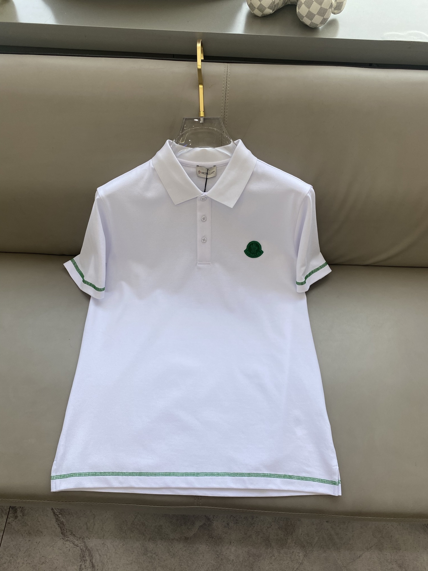 NO:135447,The new summer logo for men's lapel Polo shirt with covers 2025ss!  Classic business men's style, high-end men's style at the ceiling level of business men's style!  Simple, fashionable and elegant, single-wearing inner wear is decent, quality control/detail control takes away, low-key, luxurious and connotative!  Customer-supplied fixed mesh flooring cotton cloth is carefully made, the surface of the fabric is evenly arranged and neatly arranged, with excellent breathability and heat dissipation and sweat resistance, and the comfort level of the upper body is completely better than that of ordinary single-sided sweat cloth tissue!  The brand LOGO logo with classic hem is created with top-level craftsmanship. The LOGO has three-dimensional, clear and full texture, and is an extraordinary product in the classic field whether it is inner wear or single wear!  The exquisite cutting process, the processing of every detail is very standard and delicate, and it is comparable to that of ordinary LOW products on the market. Men must enter the basic versatile Polo shirts!  Color black white Size M-3XL Data reference M: bust 104cm-shoulder width 45cm-sleeved length 69cm-sleeved length 21cm L: bust 108cm-shoulder width 46cm-sleeved length 70cm-sleeved length 22cm XL: bust 112cm-shoulder width 47cm-sleeved length 71cm-sleeved length 23cm XXL: bust 116cm-shoulder width 48cm-sleeved length 72cm-sleeved length 24cm 3XL: bust 120cm-shoulder width 49cm-sleeved length 73cm-sleeved length 24cm AAA5,,Moncler,alexander wang19860909蒙口 2025ss夏季新款 logo男士翻领Polo衫！经典商务男款,高端男装的天花板级别的商务男款！简约时尚大气不失优雅,单穿内搭体面过人,品质控/细节控的闭眼带走,低调又奢华有内涵！ 客供定织网眼珠地棉布精心制成,面料表面排列均匀整齐的网眼纹理,透气性和散热排汗性极佳,上身舒适程度完全优于普通单面汗布组织！下摆经典的品牌LOGO标识,采用顶级工艺打造,LOGO立体清晰饱满,质感非凡的特质,无论是内搭还是单穿都是一款经典领域的产品！精妙绝伦的裁剪工艺,每一个细节处理的非常标准细腻,非市面一般LOW货可以媲美的,男士必入基础百搭款Polo衫推荐！ 颜色黑色 白色 尺码M-3XL 数据参考 M码:胸围104cm-肩宽45cm-衣长69cm-袖长21cm L码:胸围108cm-肩宽46cm-衣长70cm-袖长22cm XL码:胸围112cm-肩宽47cm-衣长71cm-袖长23cm XXL码:胸围116cm-肩宽48cm-衣长72cm-袖长24cm 3XL码:胸围120cm-肩宽49cm-衣长73cm-袖长24cm AAA5,,Moncler,alexander wang,Men's clothing