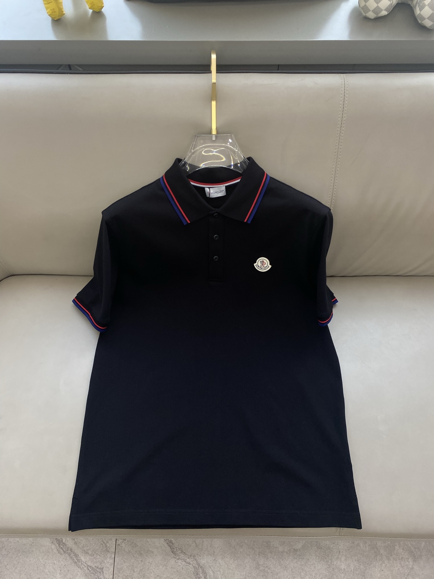 NO:135449,The new summer logo for men's lapel Polo shirt with 2025ss!  Classic business men's style, high-end men's style at the ceiling level of business men's style!  Simple, fashionable and elegant, single-wearing inner wear is decent, quality control/detail control takes away, low-key, luxurious and connotative!  Customer-supplied fixed mesh flooring cotton cloth is carefully made, the surface of the fabric is evenly arranged and neatly arranged, with excellent breathability and heat dissipation and sweat resistance, and the comfort level of the upper body is completely better than that of ordinary single-sided sweat cloth tissue!  The brand LOGO logo with classic hem is created with top-level craftsmanship. The LOGO has three-dimensional, clear and full texture, and is an extraordinary product in the classic field whether it is inner wear or single wear!  The exquisite cutting process, the processing of every detail is very standard and delicate, and it is comparable to that of ordinary LOW products on the market. Men must enter the basic versatile Polo shirts!  Color black white Size M-3XL Data reference M: bust 104cm-shoulder width 45cm-sleeved length 69cm-sleeved length 21cm L: bust 108cm-shoulder width 46cm-sleeved length 70cm-sleeved length 22cm XL: bust 112cm-shoulder width 47cm-sleeved length 71cm-sleeved length 23cm XXL: bust 116cm-shoulder width 48cm-sleeved length 72cm-sleeved length 24cm 3XL: bust 120cm-shoulder width 49cm-sleeved length 73cm-sleeved length 24cm AAA5,,Moncler,alexander wang19860909蒙口2025ss夏季新款 logo男士翻领Polo衫！经典商务男款,高端男装的天花板级别的商务男款！简约时尚大气不失优雅,单穿内搭体面过人,品质控/细节控的闭眼带走,低调又奢华有内涵！ 客供定织网眼珠地棉布精心制成,面料表面排列均匀整齐的网眼纹理,透气性和散热排汗性极佳,上身舒适程度完全优于普通单面汗布组织！下摆经典的品牌LOGO标识,采用顶级工艺打造,LOGO立体清晰饱满,质感非凡的特质,无论是内搭还是单穿都是一款经典领域的产品！精妙绝伦的裁剪工艺,每一个细节处理的非常标准细腻,非市面一般LOW货可以媲美的,男士必入基础百搭款Polo衫推荐！ 颜色黑色 白色 尺码M-3XL 数据参考 M码:胸围104cm-肩宽45cm-衣长69cm-袖长21cm L码:胸围108cm-肩宽46cm-衣长70cm-袖长22cm XL码:胸围112cm-肩宽47cm-衣长71cm-袖长23cm XXL码:胸围116cm-肩宽48cm-衣长72cm-袖长24cm 3XL码:胸围120cm-肩宽49cm-衣长73cm-袖长24cm AAA5,,Moncler,alexander wang,Men's clothing