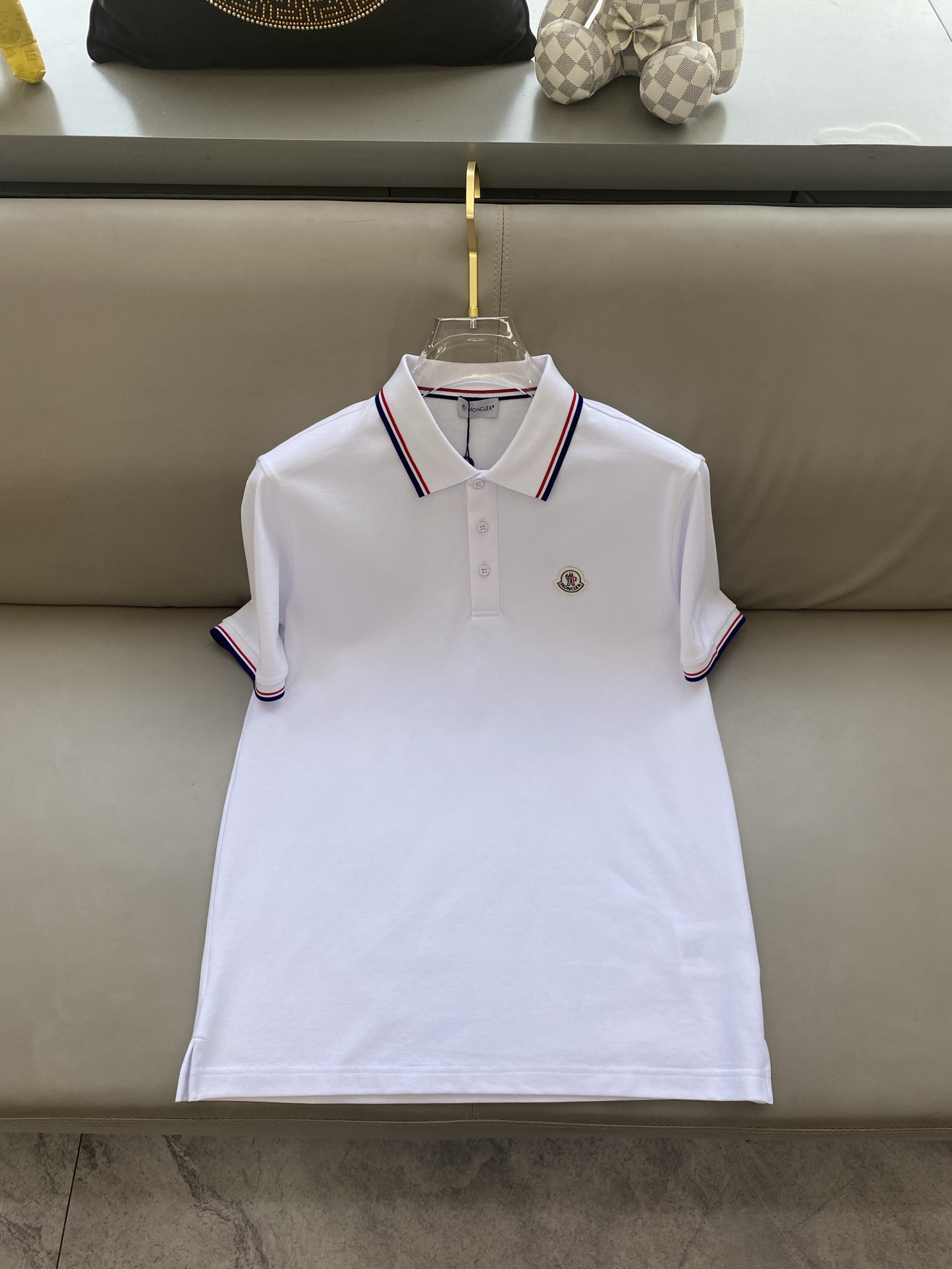 NO:135451,The new summer logo for men's lapel Polo shirt with covers 2025ss!  Classic business men's style, high-end men's style at the ceiling level of business men's style!  Simple, fashionable and elegant, single-wearing inner wear is decent, quality control/detail control takes away, low-key, luxurious and connotative!  Customer-supplied fixed mesh flooring cotton cloth is carefully made, the surface of the fabric is evenly arranged and neatly arranged, with excellent breathability and heat dissipation and sweat resistance, and the comfort level of the upper body is completely better than that of ordinary single-sided sweat cloth tissue!  The brand LOGO logo with classic hem is created with top-level craftsmanship. The LOGO has three-dimensional, clear and full texture, and is an extraordinary product in the classic field whether it is inner wear or single wear!  The exquisite cutting process, the processing of every detail is very standard and delicate, and it is comparable to that of ordinary LOW products on the market. Men must enter the basic versatile Polo shirts!  Color black white Size M-3XL Data reference M: bust 104cm-shoulder width 45cm-sleeved length 69cm-sleeved length 21cm L: bust 108cm-shoulder width 46cm-sleeved length 70cm-sleeved length 22cm XL: bust 112cm-shoulder width 47cm-sleeved length 71cm-sleeved length 23cm XXL: bust 116cm-shoulder width 48cm-sleeved length 72cm-sleeved length 24cm 3XL: bust 120cm-shoulder width 49cm-sleeved length 73cm-sleeved length 24cm AAA5,,Moncler,alexander wang19860909蒙口 2025ss夏季新款 logo男士翻领Polo衫！经典商务男款,高端男装的天花板级别的商务男款！简约时尚大气不失优雅,单穿内搭体面过人,品质控/细节控的闭眼带走,低调又奢华有内涵！ 客供定织网眼珠地棉布精心制成,面料表面排列均匀整齐的网眼纹理,透气性和散热排汗性极佳,上身舒适程度完全优于普通单面汗布组织！下摆经典的品牌LOGO标识,采用顶级工艺打造,LOGO立体清晰饱满,质感非凡的特质,无论是内搭还是单穿都是一款经典领域的产品！精妙绝伦的裁剪工艺,每一个细节处理的非常标准细腻,非市面一般LOW货可以媲美的,男士必入基础百搭款Polo衫推荐！ 颜色黑色 白色 尺码M-3XL 数据参考 M码:胸围104cm-肩宽45cm-衣长69cm-袖长21cm L码:胸围108cm-肩宽46cm-衣长70cm-袖长22cm XL码:胸围112cm-肩宽47cm-衣长71cm-袖长23cm XXL码:胸围116cm-肩宽48cm-衣长72cm-袖长24cm 3XL码:胸围120cm-肩宽49cm-衣长73cm-袖长24cm AAA5,,Moncler,alexander wang,Men's clothing