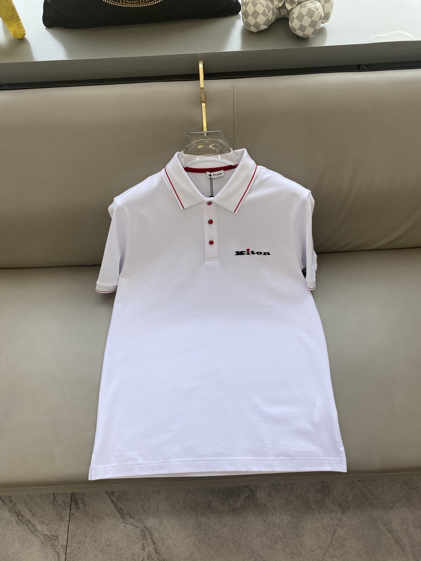 NO:135453,Kiton 2025ss summer new logo men's lapel Polo shirt!  Classic business men's style, high-end men's style at the ceiling level of business men's style!  Simple, fashionable and elegant, single-wearing inner wear is decent, quality control/detail control takes away, low-key, luxurious and connotative!  Customer-supplied fixed mesh flooring cotton cloth is carefully made, the surface of the fabric is evenly arranged and neatly arranged, with excellent breathability and heat dissipation and sweat resistance, and the comfort level of the upper body is completely better than that of ordinary single-sided sweat cloth tissue!  The brand LOGO logo with classic hem is created with top-level craftsmanship. The LOGO has three-dimensional, clear and full texture, and is an extraordinary product in the classic field whether it is inner wear or single wear!  The exquisite cutting process, the processing of every detail is very standard and delicate, and it is comparable to that of ordinary LOW products on the market. Men must enter the basic versatile Polo shirts!  Color black white Size M-3XL Data reference M: bust 104cm-shoulder width 45cm-coat length 69cm-sleeve length 21cm L: bust 108cm-shoulder width 46cm-coat length 70cm-sleeve length 22cm XL: bust 112cm-shoulder width 47cm-coat length 71cm-sleeve length 23cm XXL: bust 116cm-shoulder width 48cm-coat length 72cm-sleeve length 24cm 3XL: bust 120cm-shoulder width 49cm-coat length 73cm-sleeve length 24cm AAA5,,alexander wang19860909kiton 2025ss夏季新款 logo男士翻领Polo衫！经典商务男款,高端男装的天花板级别的商务男款！简约时尚大气不失优雅,单穿内搭体面过人,品质控/细节控的闭眼带走,低调又奢华有内涵！ 客供定织网眼珠地棉布精心制成,面料表面排列均匀整齐的网眼纹理,透气性和散热排汗性极佳,上身舒适程度完全优于普通单面汗布组织！下摆经典的品牌LOGO标识,采用顶级工艺打造,LOGO立体清晰饱满,质感非凡的特质,无论是内搭还是单穿都是一款经典领域的产品！精妙绝伦的裁剪工艺,每一个细节处理的非常标准细腻,非市面一般LOW货可以媲美的,男士必入基础百搭款Polo衫推荐！ 颜色黑色 白色 尺码M-3XL 数据参考 M码:胸围104cm-肩宽45cm-衣长69cm-袖长21cm L码:胸围108cm-肩宽46cm-衣长70cm-袖长22cm XL码:胸围112cm-肩宽47cm-衣长71cm-袖长23cm XXL码:胸围116cm-肩宽48cm-衣长72cm-袖长24cm 3XL码:胸围120cm-肩宽49cm-衣长73cm-袖长24cm AAA5,,alexander wang,Men's clothing