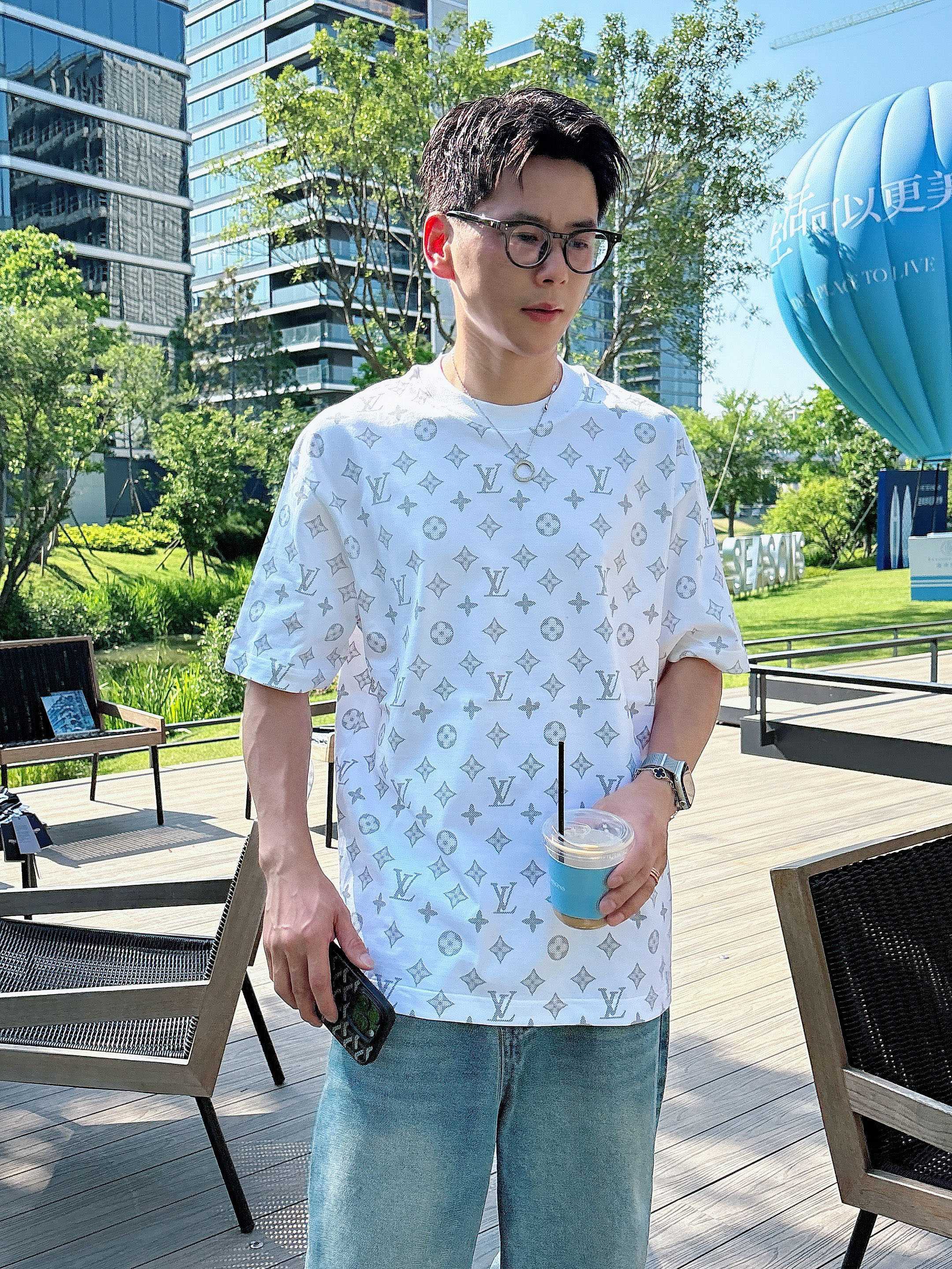     LV  2025春夏新款首发专柜最新款短袖圆领T恤 高端订制 设计前卫时尚！品牌logo重工艺设