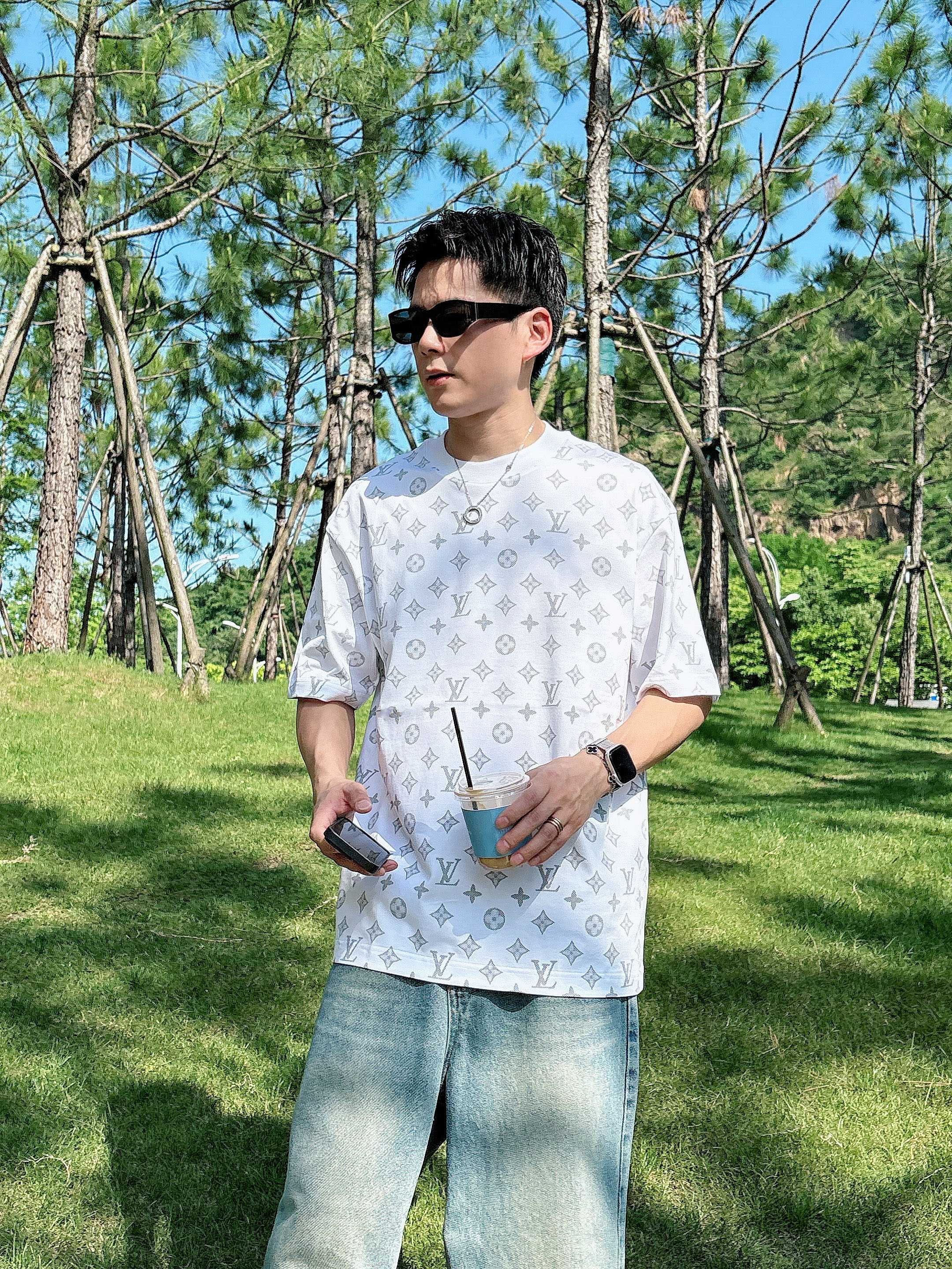     LV  2025春夏新款首发专柜最新款短袖圆领T恤 高端订制 设计前卫时尚！品牌logo重工艺设