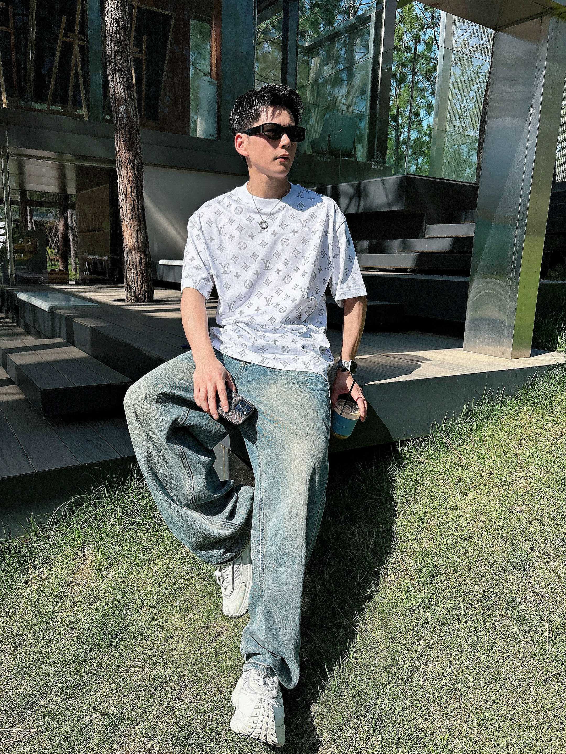     LV  2025春夏新款首发专柜最新款短袖圆领T恤 高端订制 设计前卫时尚！品牌logo重工艺设