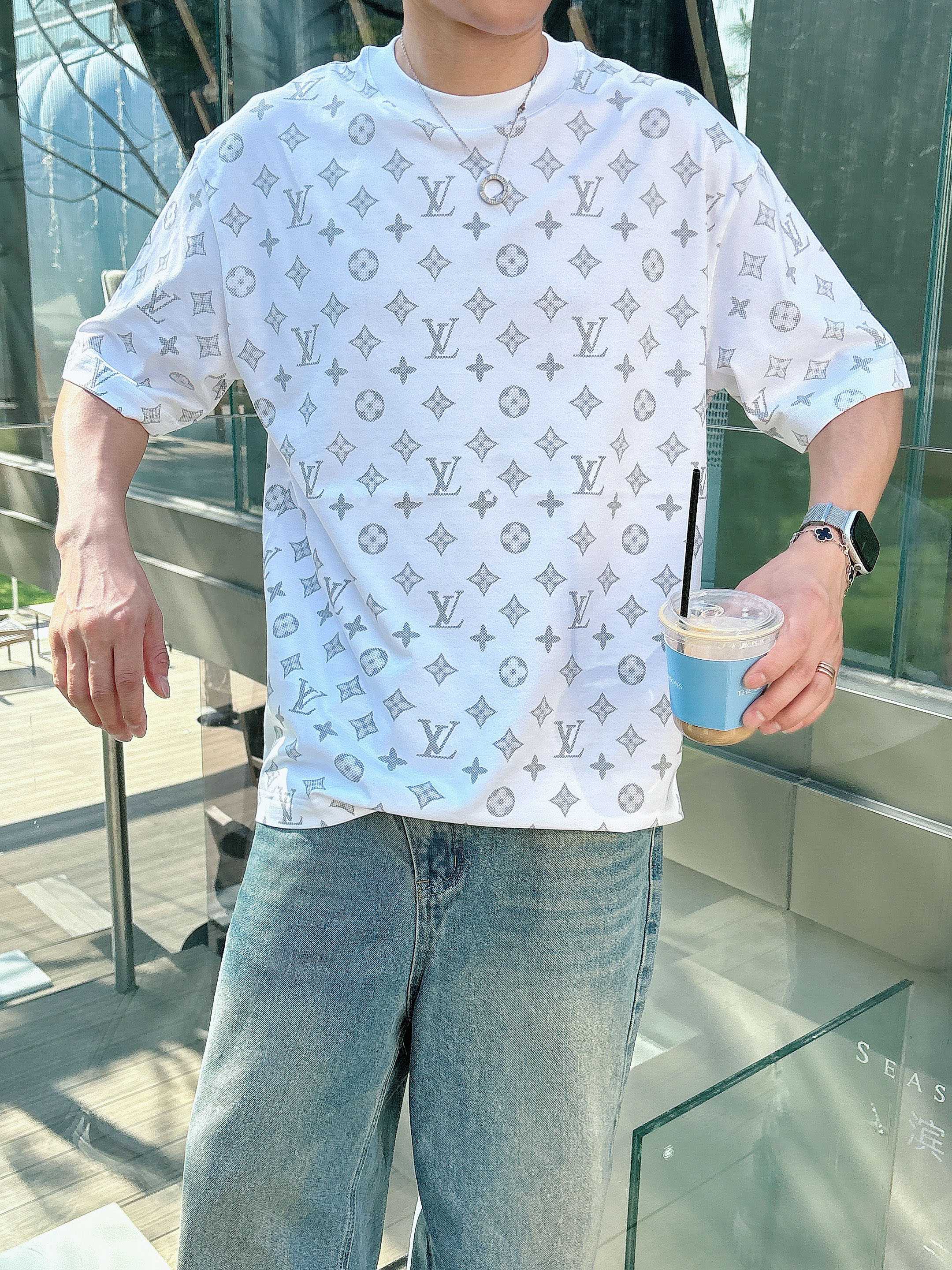     LV  2025春夏新款首发专柜最新款短袖圆领T恤 高端订制 设计前卫时尚！品牌logo重工艺设