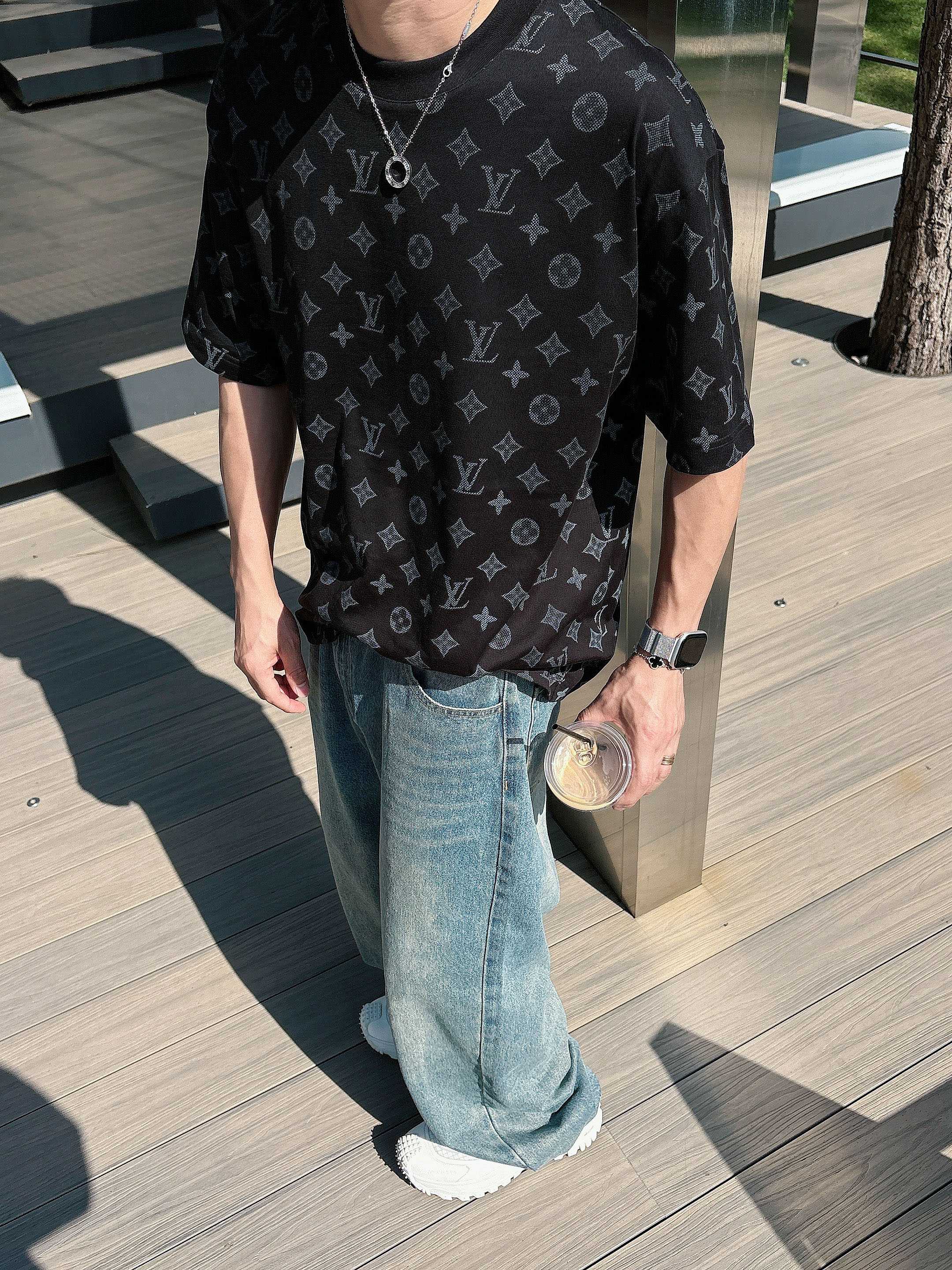     LV  2025春夏新款首发专柜最新款短袖圆领T恤 高端订制 设计前卫时尚！品牌logo重工艺设