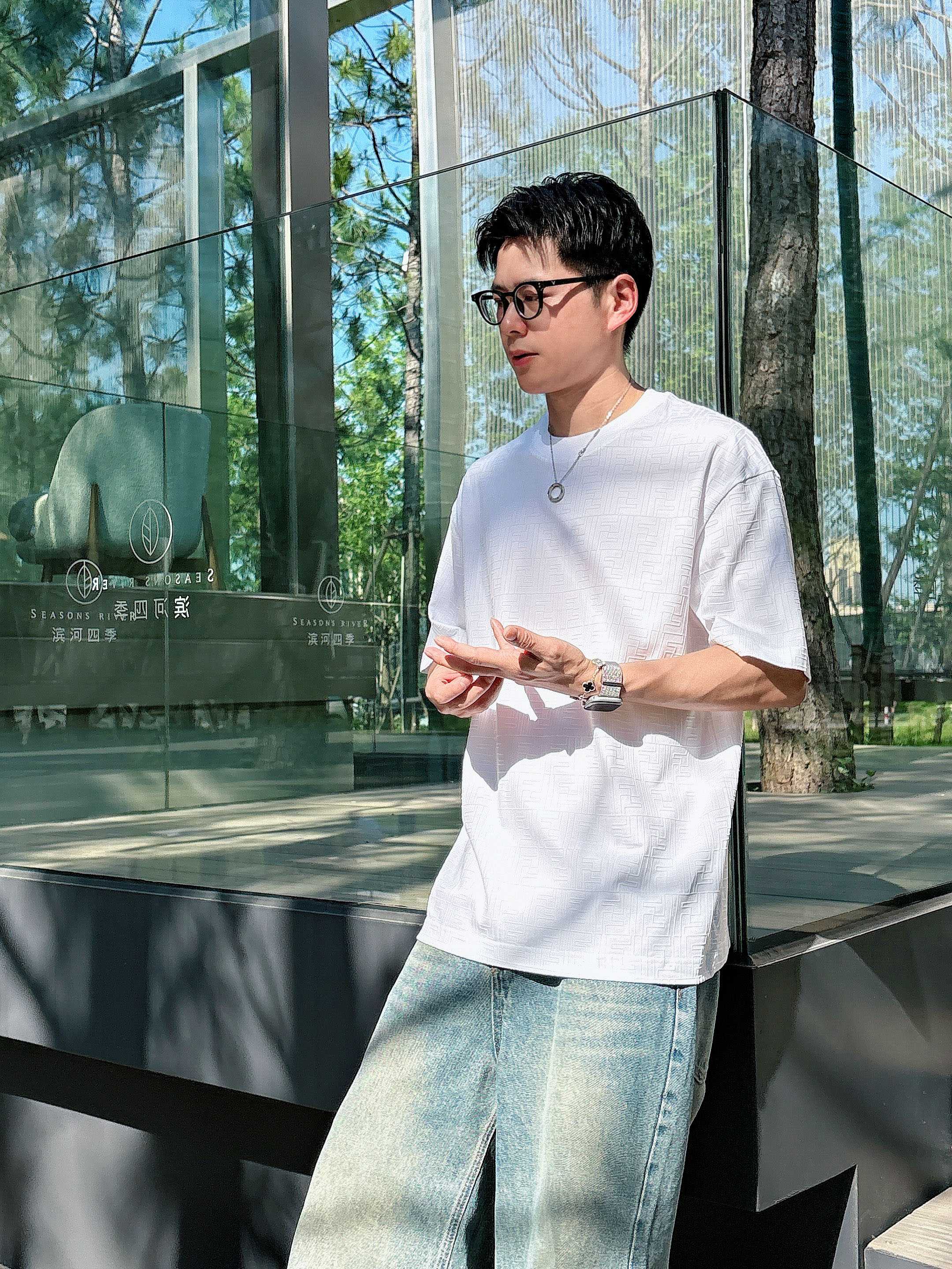     芬迪  2025春夏新款首发专柜最新款短袖圆领T恤 高端订制 设计前卫时尚！品牌logo重工艺设