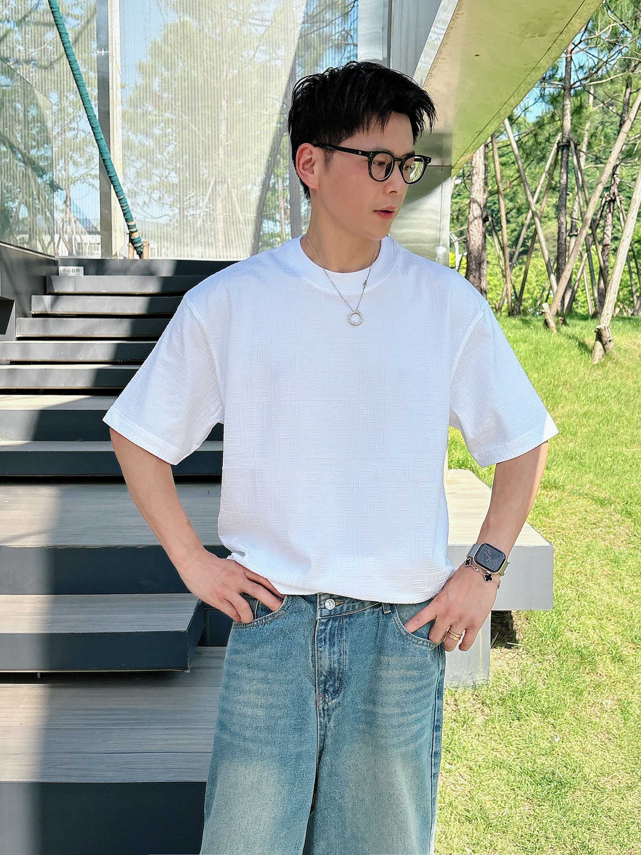     芬迪  2025春夏新款首发专柜最新款短袖圆领T恤 高端订制 设计前卫时尚！品牌logo重工艺设