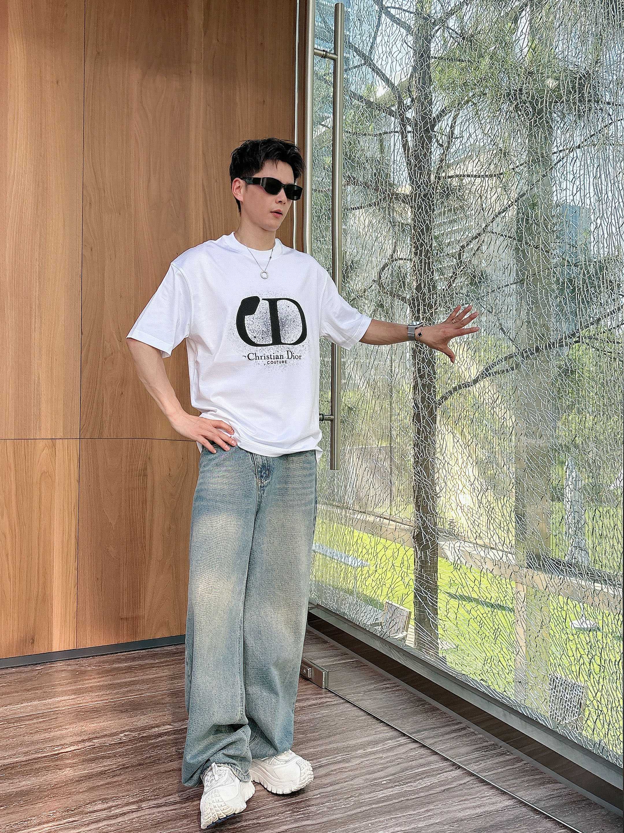     迪奥  2025春夏新款首发专柜最新款短袖圆领T恤 高端订制 设计前卫时尚！品牌logo重工艺设