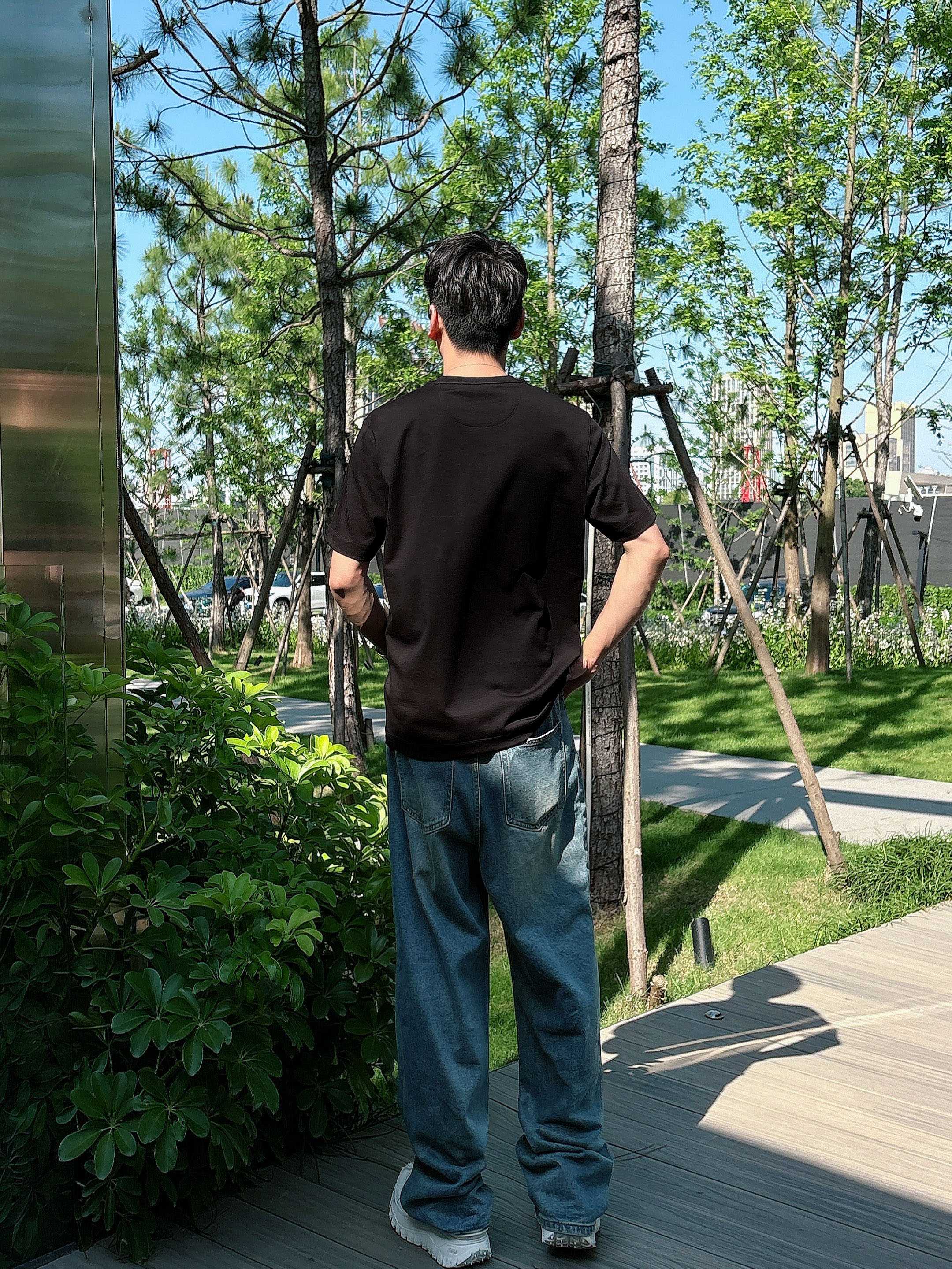     芬迪  2025春夏新款首发专柜最新款短袖圆领T恤 高端订制 设计前卫时尚！品牌logo重工艺设