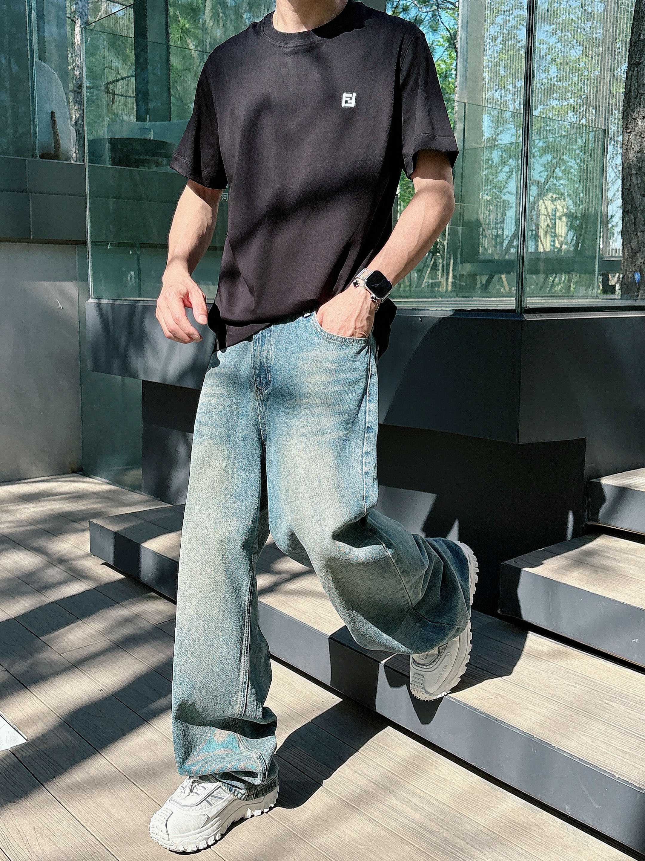     芬迪  2025春夏新款首发专柜最新款短袖圆领T恤 高端订制 设计前卫时尚！品牌logo重工艺设