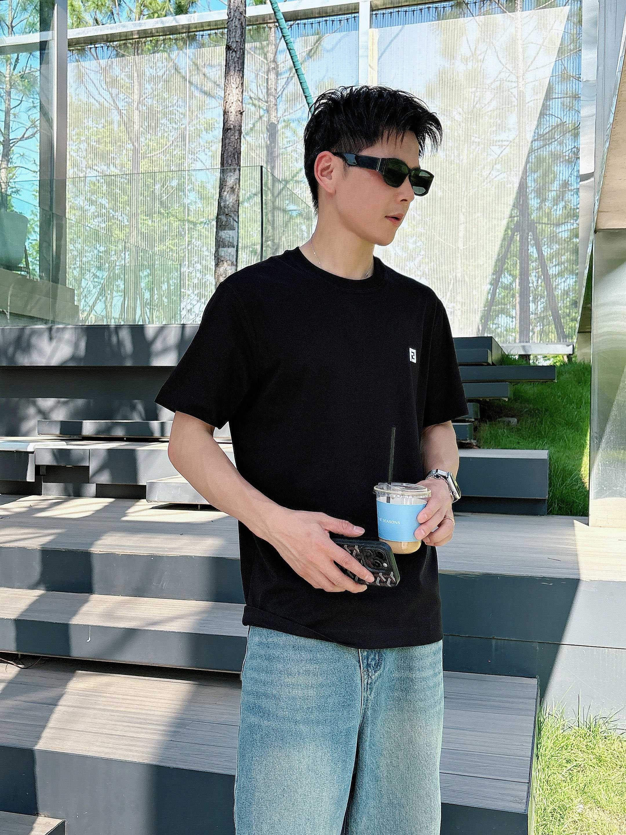     芬迪  2025春夏新款首发专柜最新款短袖圆领T恤 高端订制 设计前卫时尚！品牌logo重工艺设