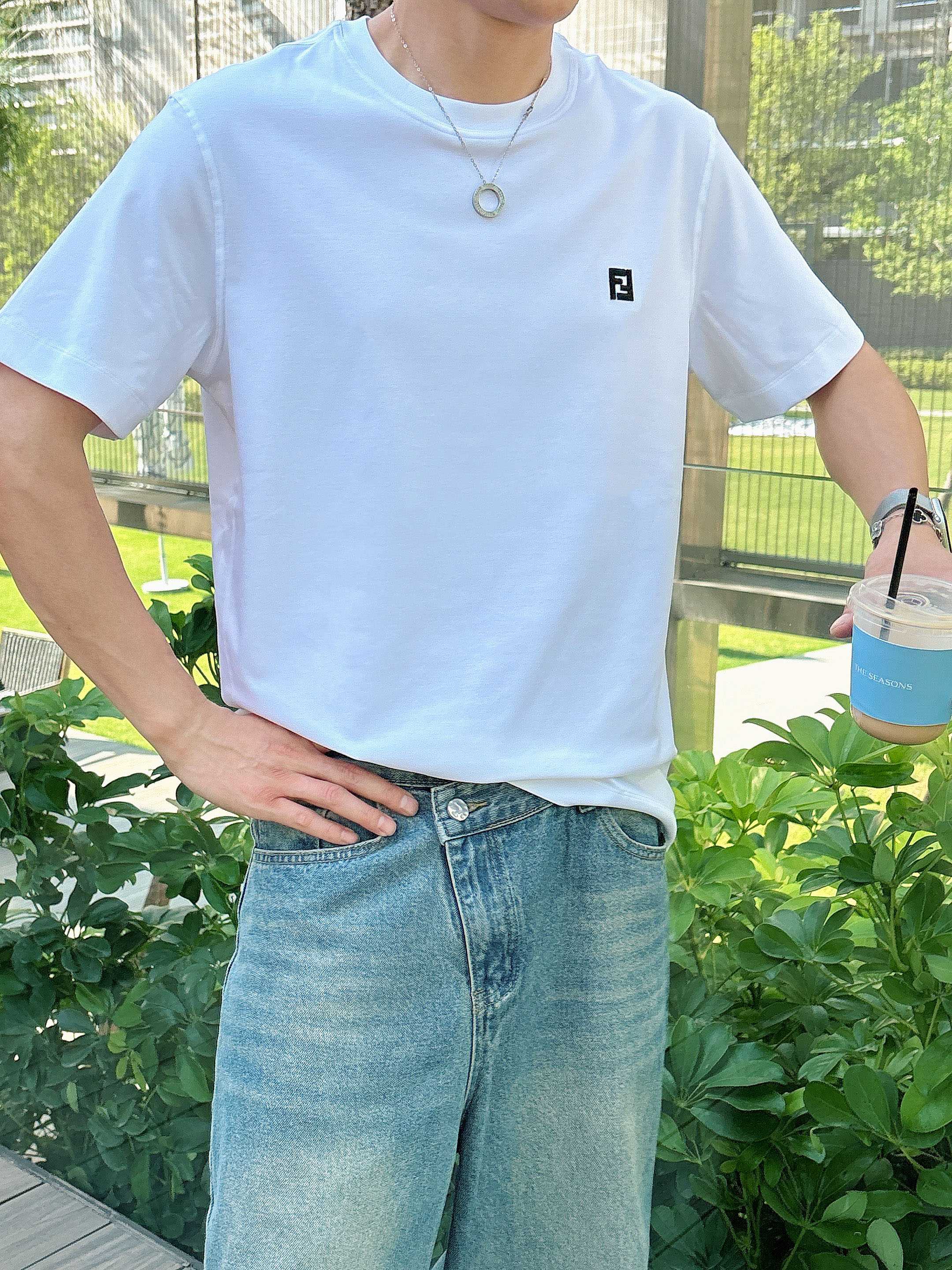     芬迪  2025春夏新款首发专柜最新款短袖圆领T恤 高端订制 设计前卫时尚！品牌logo重工艺设
