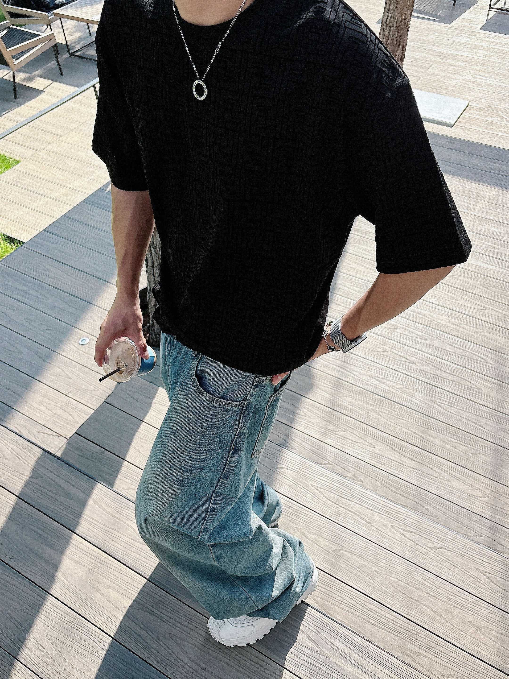     芬迪  2025春夏新款首发专柜最新款短袖圆领T恤 高端订制 设计前卫时尚！品牌logo重工艺设
