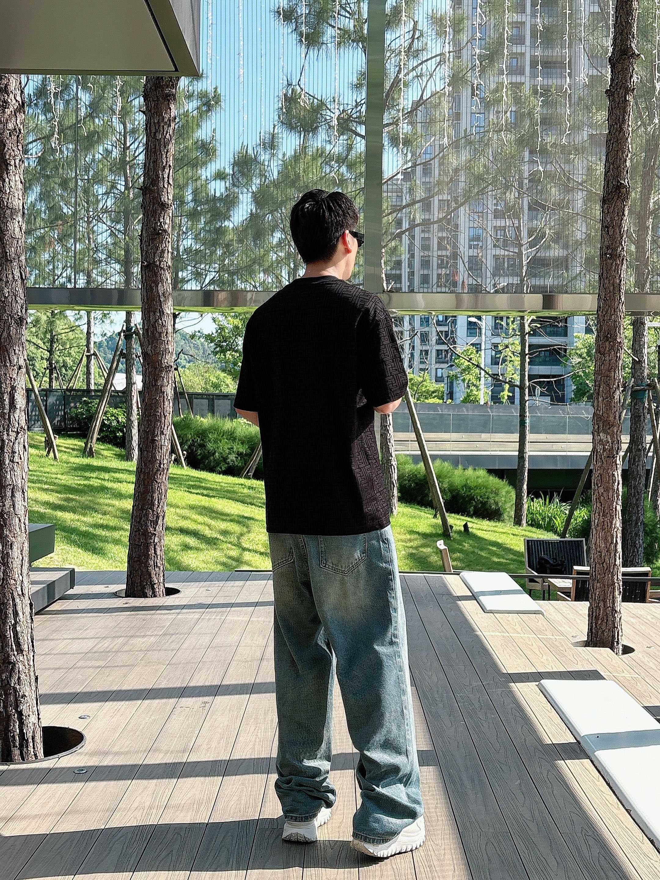     芬迪  2025春夏新款首发专柜最新款短袖圆领T恤 高端订制 设计前卫时尚！品牌logo重工艺设