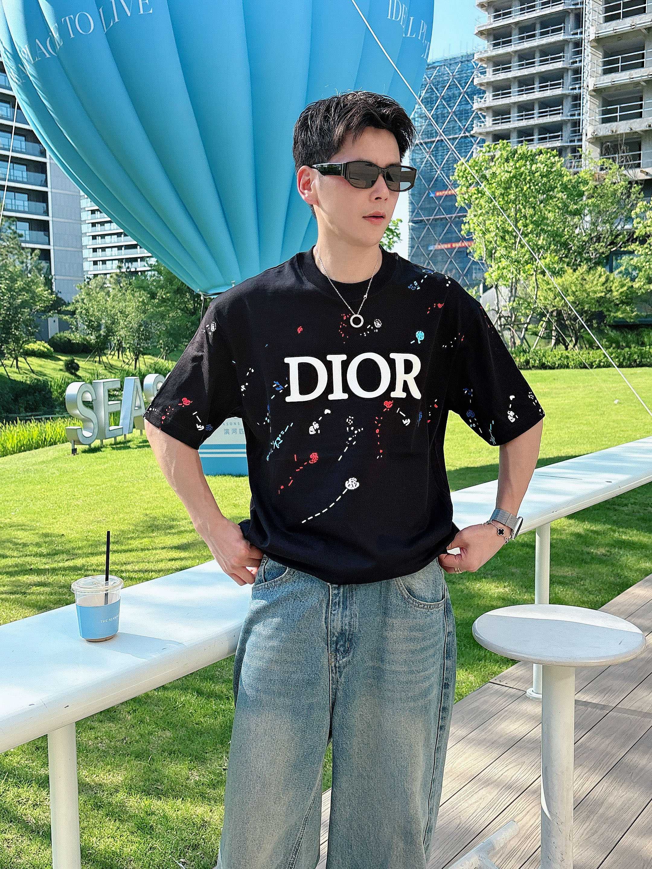     迪奥  2025春夏新款首发专柜最新款短袖圆领T恤 高端订制 设计前卫时尚！品牌logo重工艺设