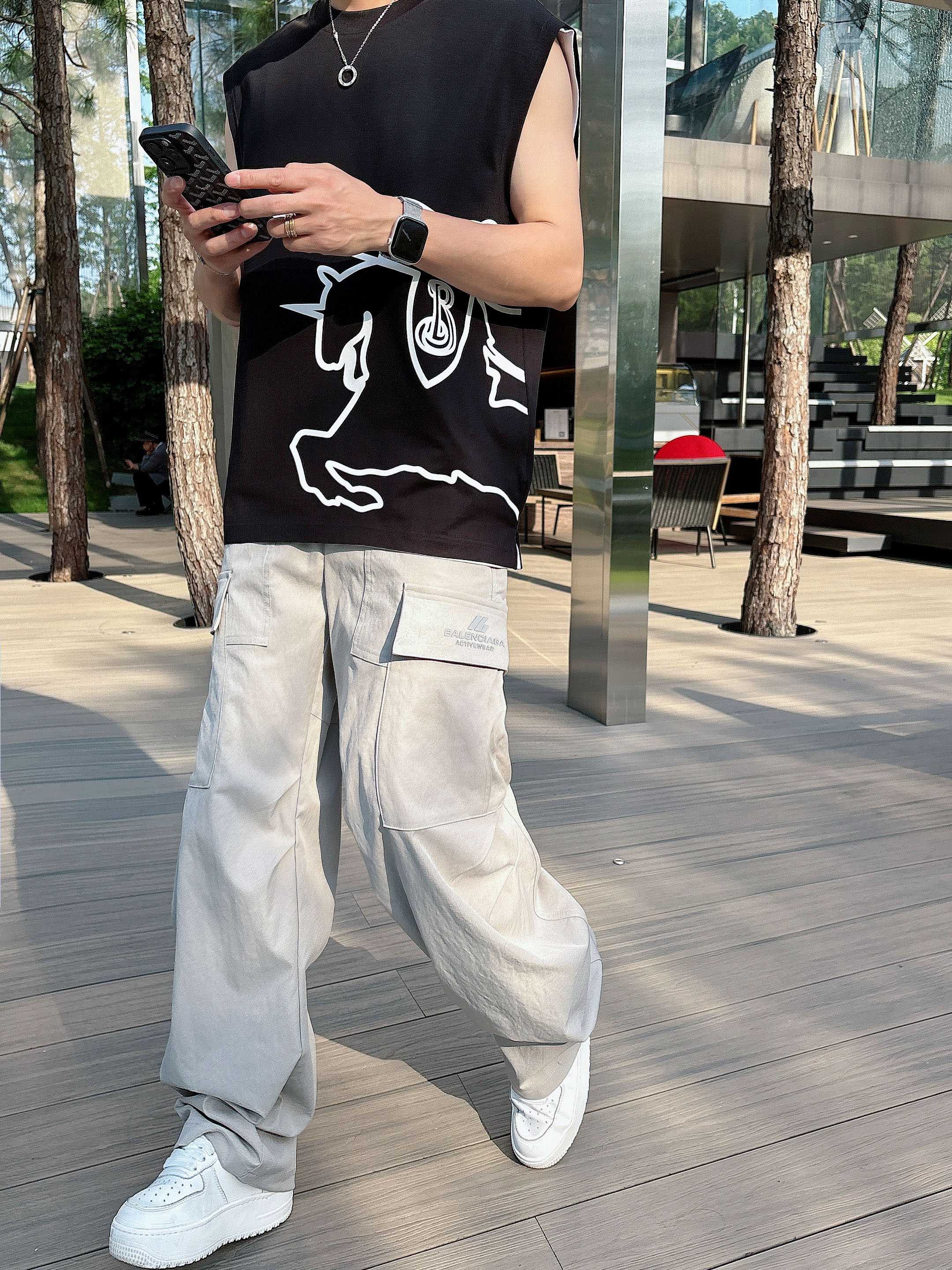     巴宝莉  2025春夏新款首发专柜最新款背心T恤 高端订制 设计前卫时尚！品牌logo重工艺设计