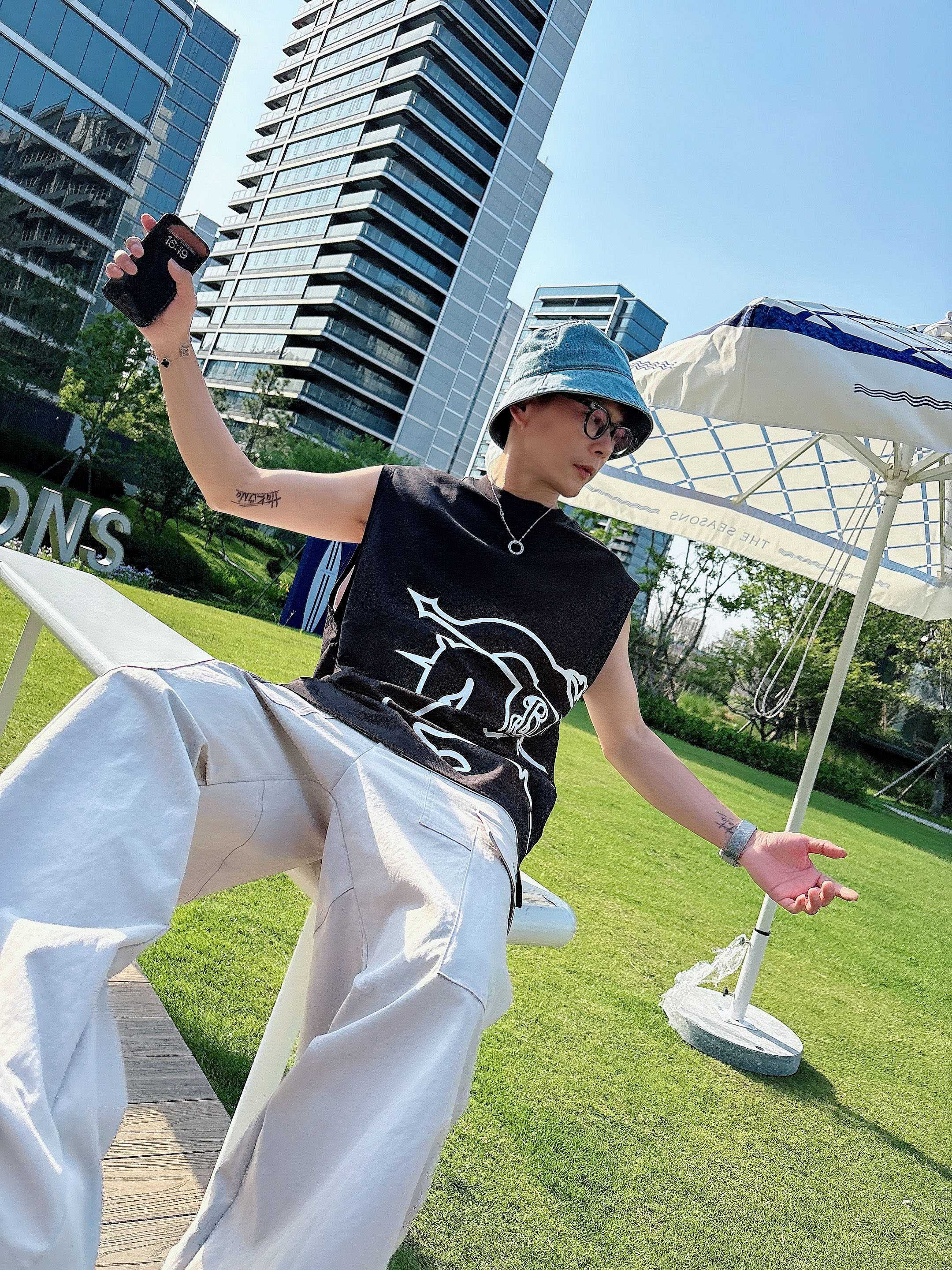     巴宝莉  2025春夏新款首发专柜最新款背心T恤 高端订制 设计前卫时尚！品牌logo重工艺设计