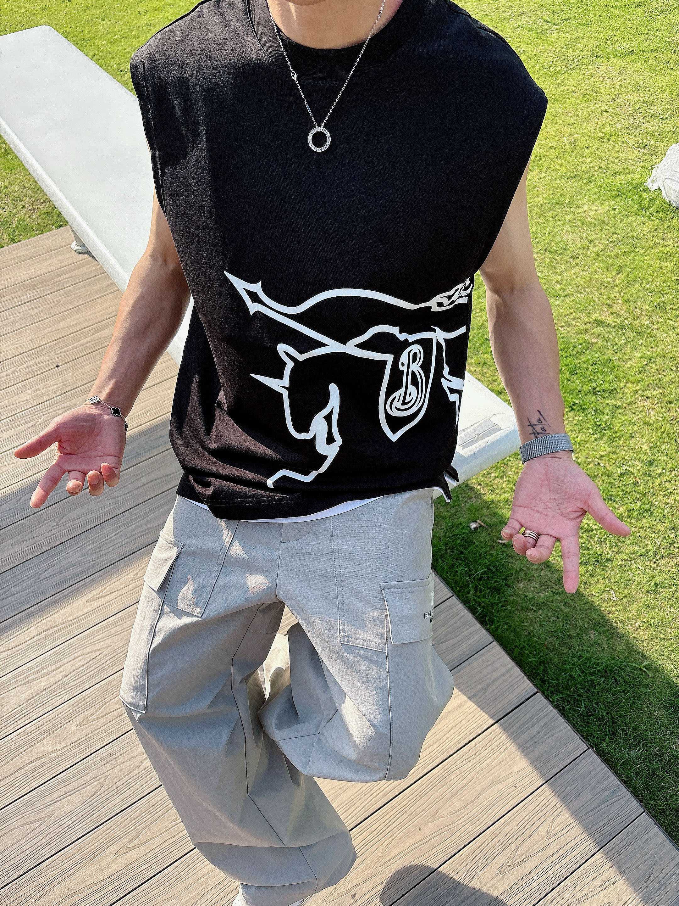    巴宝莉  2025春夏新款首发专柜最新款背心T恤 高端订制 设计前卫时尚！品牌logo重工艺设计