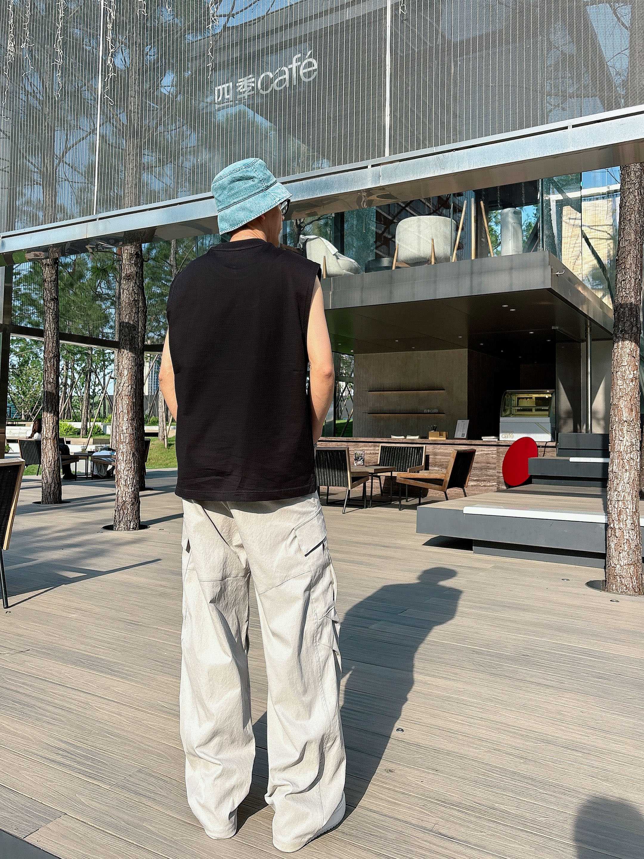     巴宝莉  2025春夏新款首发专柜最新款背心T恤 高端订制 设计前卫时尚！品牌logo重工艺设计