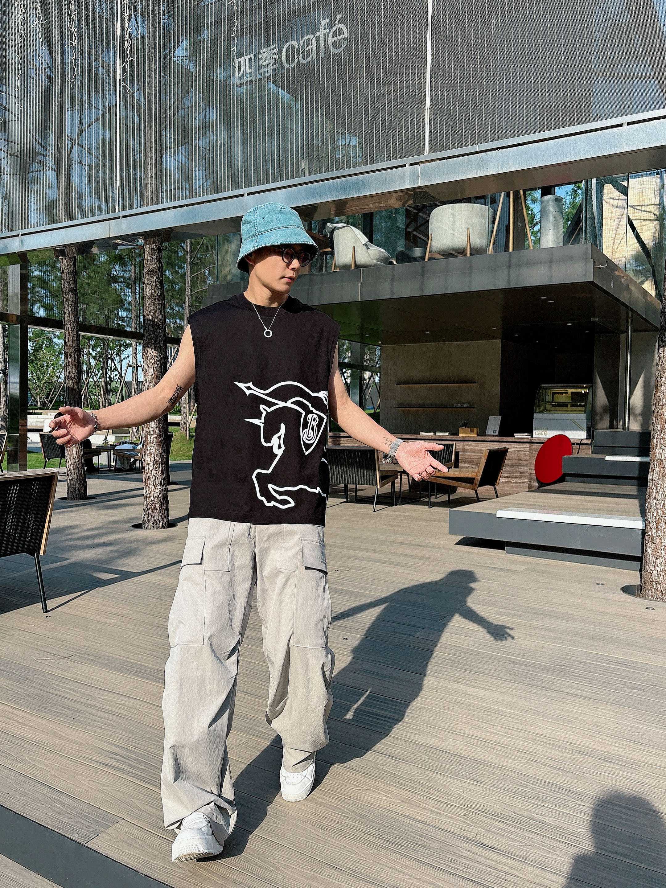     巴宝莉  2025春夏新款首发专柜最新款背心T恤 高端订制 设计前卫时尚！品牌logo重工艺设计