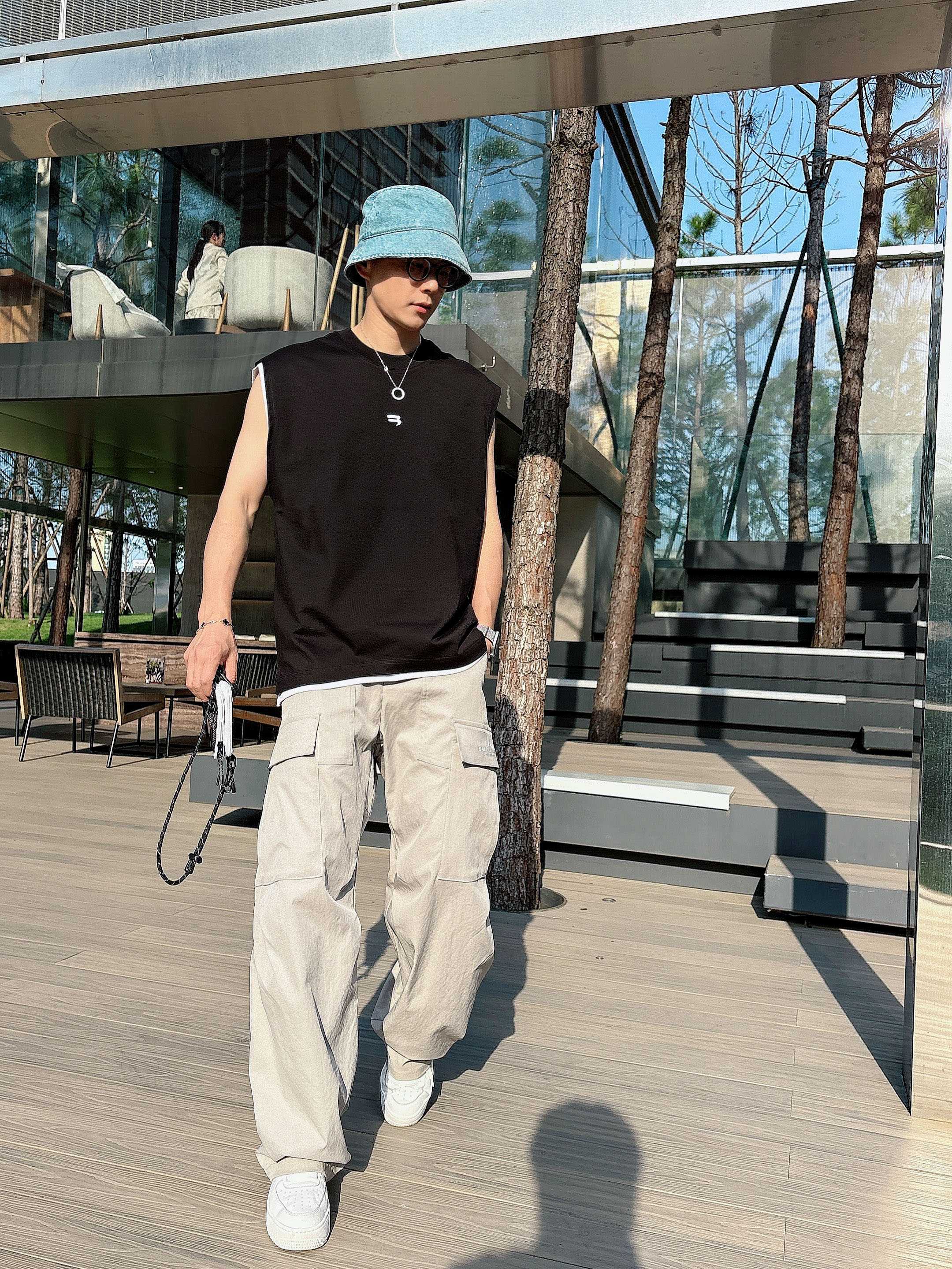 
    巴黎世家  2025春夏新款首发专柜最新款背心T恤 高端订制 设计前卫时尚！品牌logo重工艺