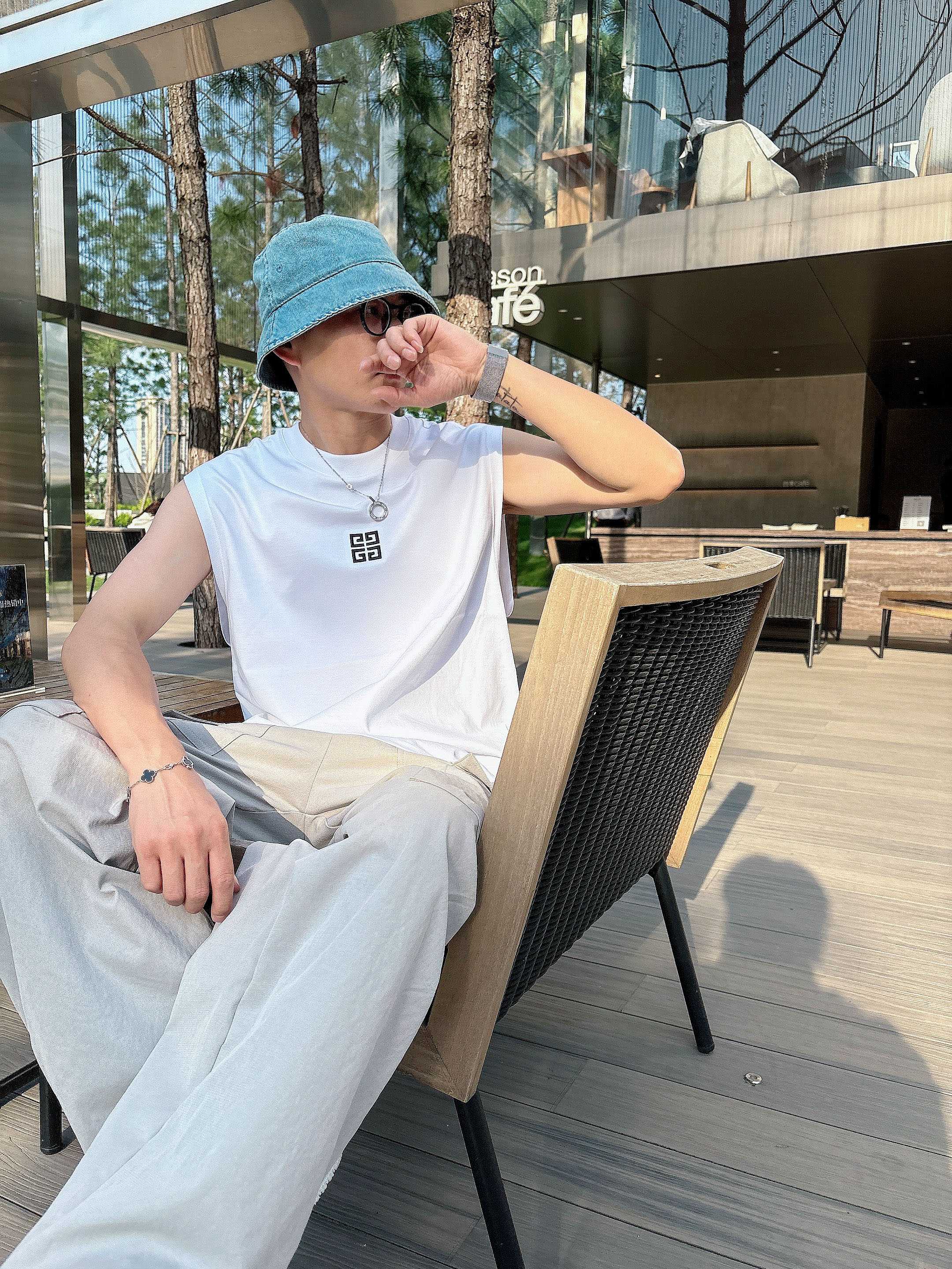 
    纪梵希  2025春夏新款首发专柜最新款背心T恤 高端订制 设计前卫时尚！品牌logo重工艺设