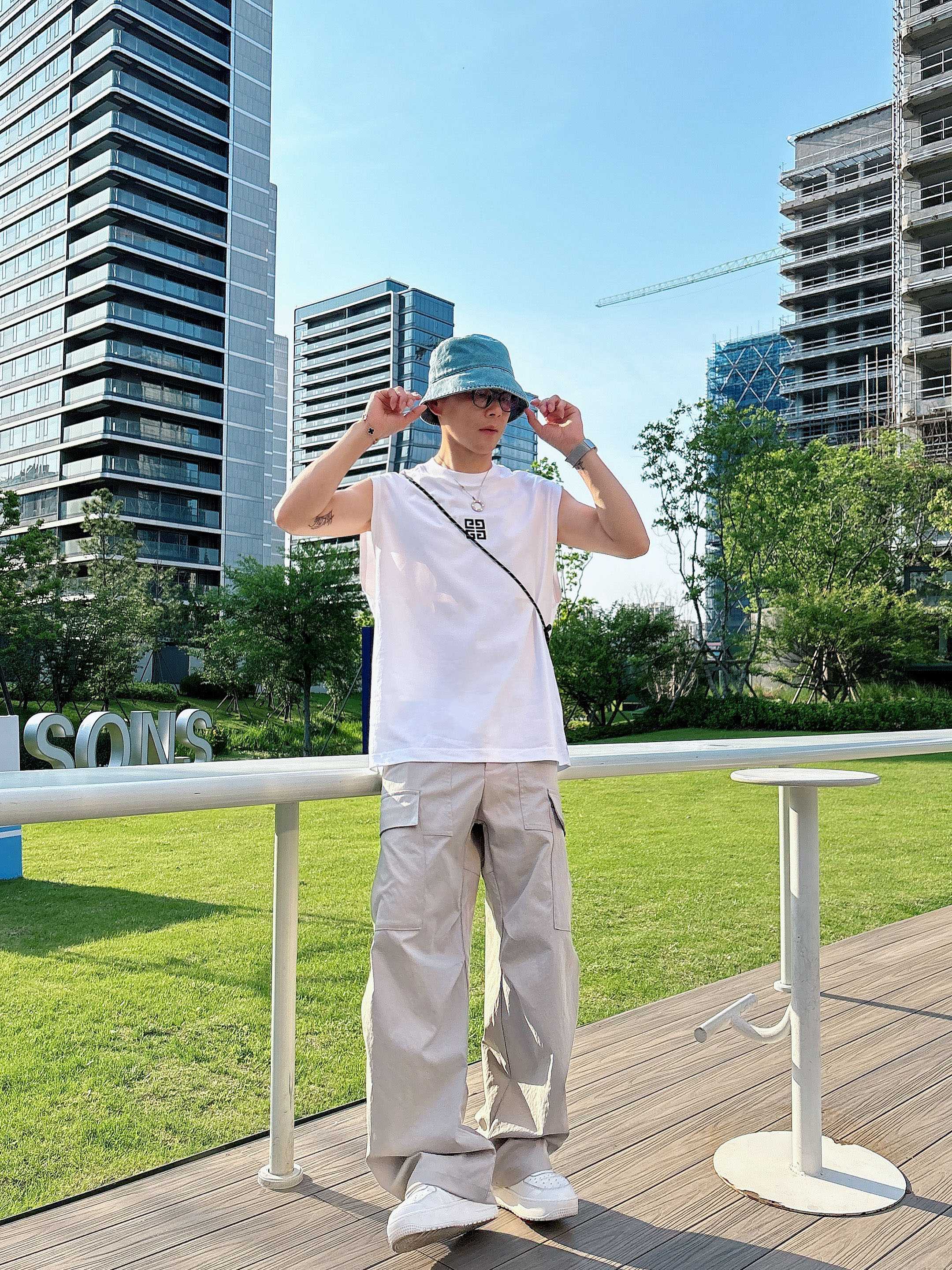 
    纪梵希  2025春夏新款首发专柜最新款背心T恤 高端订制 设计前卫时尚！品牌logo重工艺设