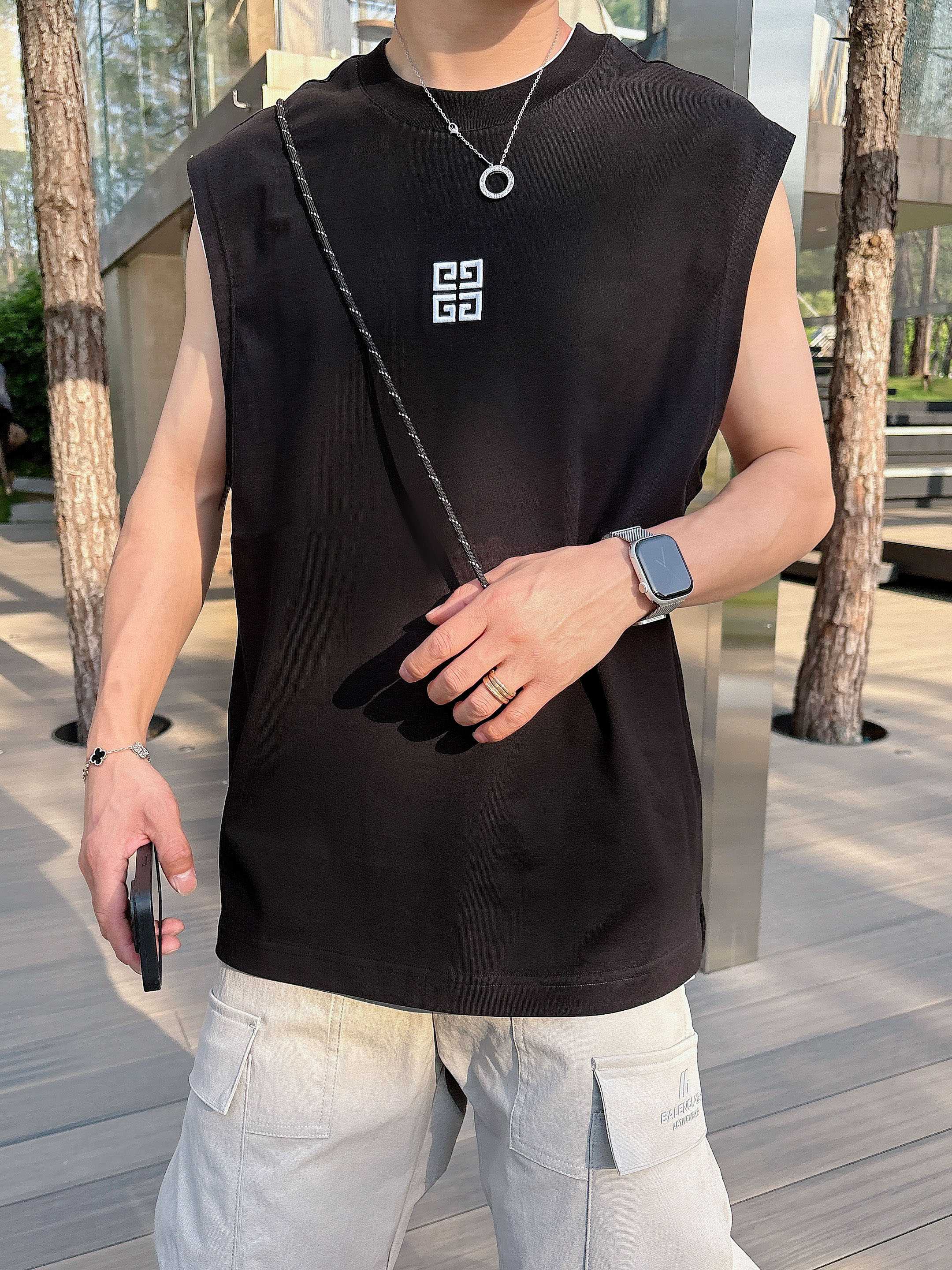 
    纪梵希  2025春夏新款首发专柜最新款背心T恤 高端订制 设计前卫时尚！品牌logo重工艺设