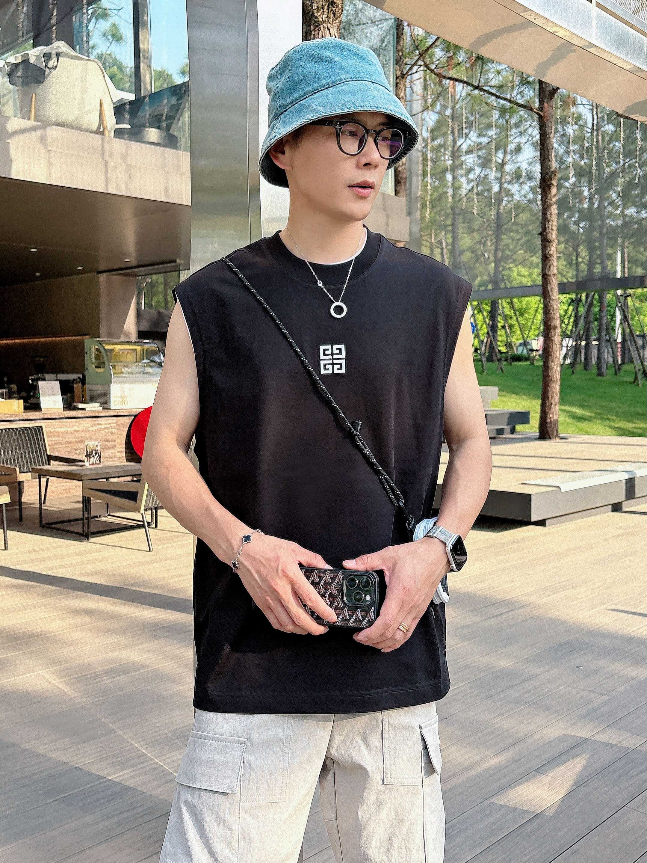 
    纪梵希  2025春夏新款首发专柜最新款背心T恤 高端订制 设计前卫时尚！品牌logo重工艺设