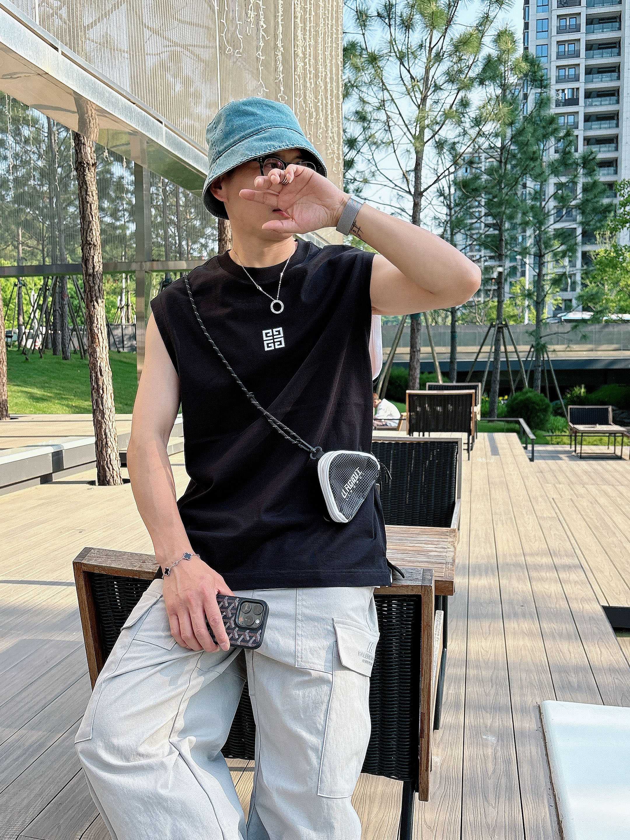
    纪梵希  2025春夏新款首发专柜最新款背心T恤 高端订制 设计前卫时尚！品牌logo重工艺设