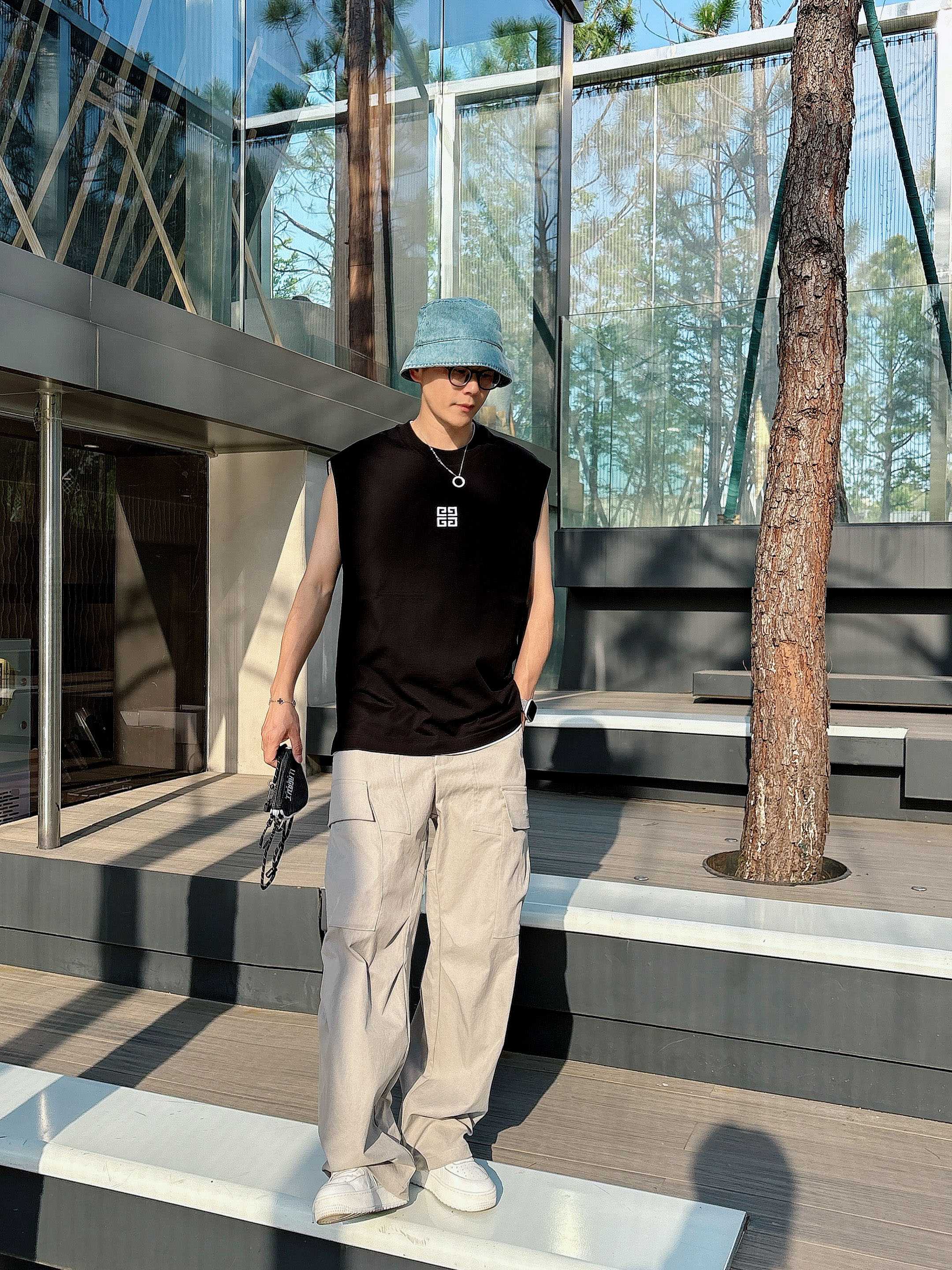 
    纪梵希  2025春夏新款首发专柜最新款背心T恤 高端订制 设计前卫时尚！品牌logo重工艺设
