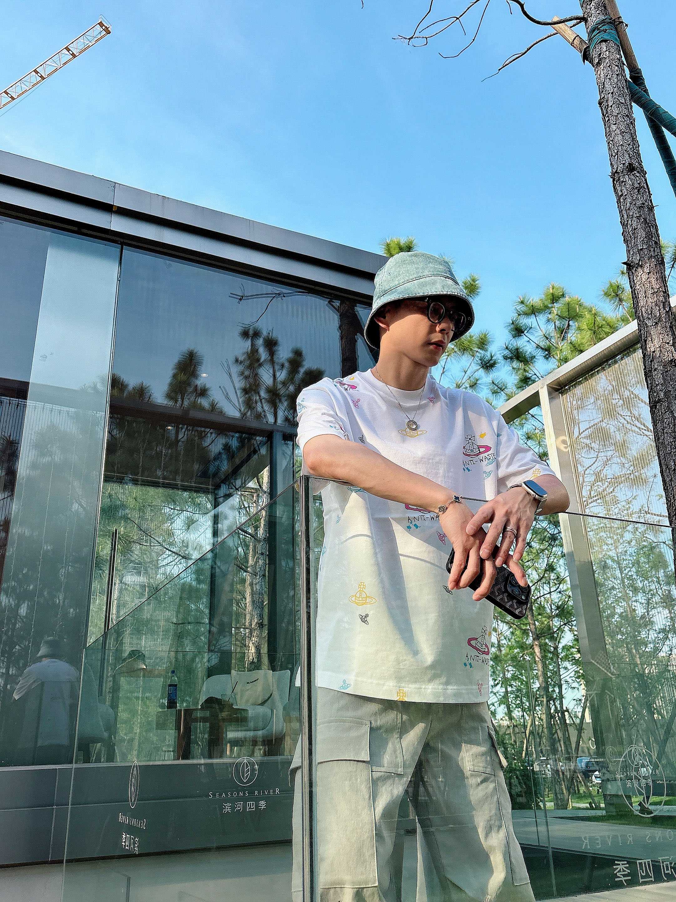     西太后  2025春夏新款首发专柜最新款短袖圆领T恤 高端订制 设计前卫时尚！品牌logo重工艺