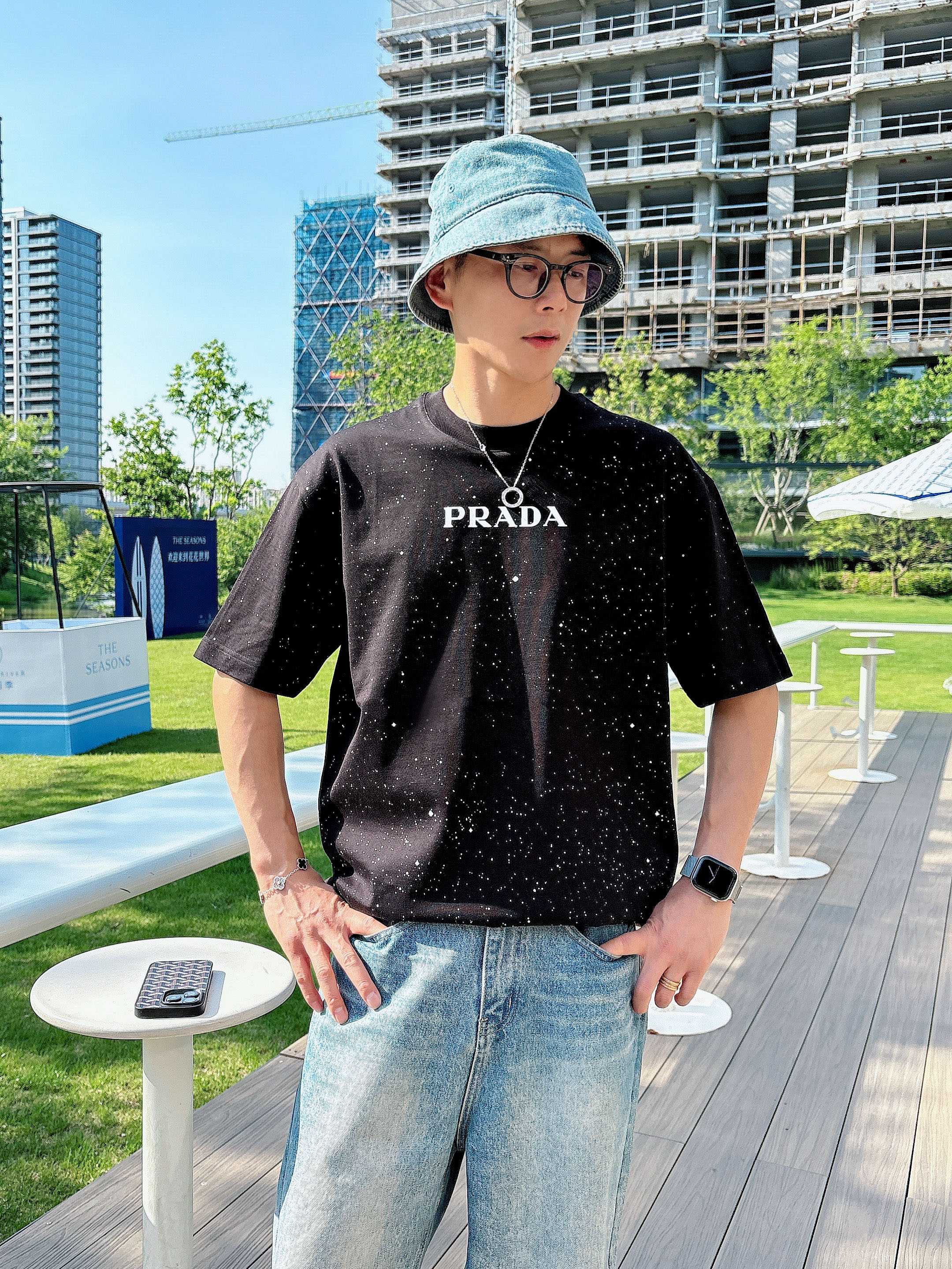     普拉达  2025春夏新款首发专柜最新款短袖圆领T恤 高端订制 设计前卫时尚！品牌logo重工艺