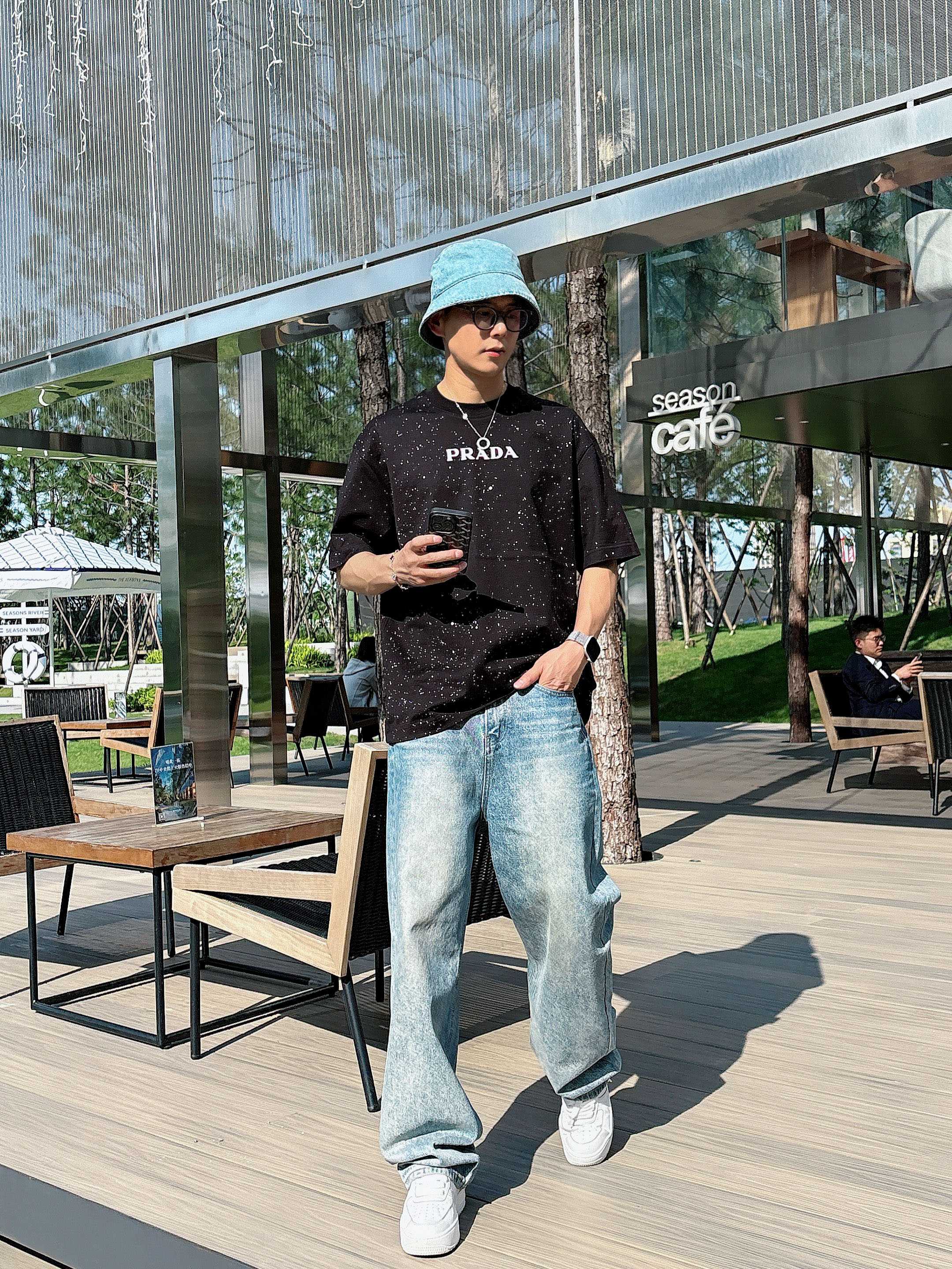     普拉达  2025春夏新款首发专柜最新款短袖圆领T恤 高端订制 设计前卫时尚！品牌logo重工艺