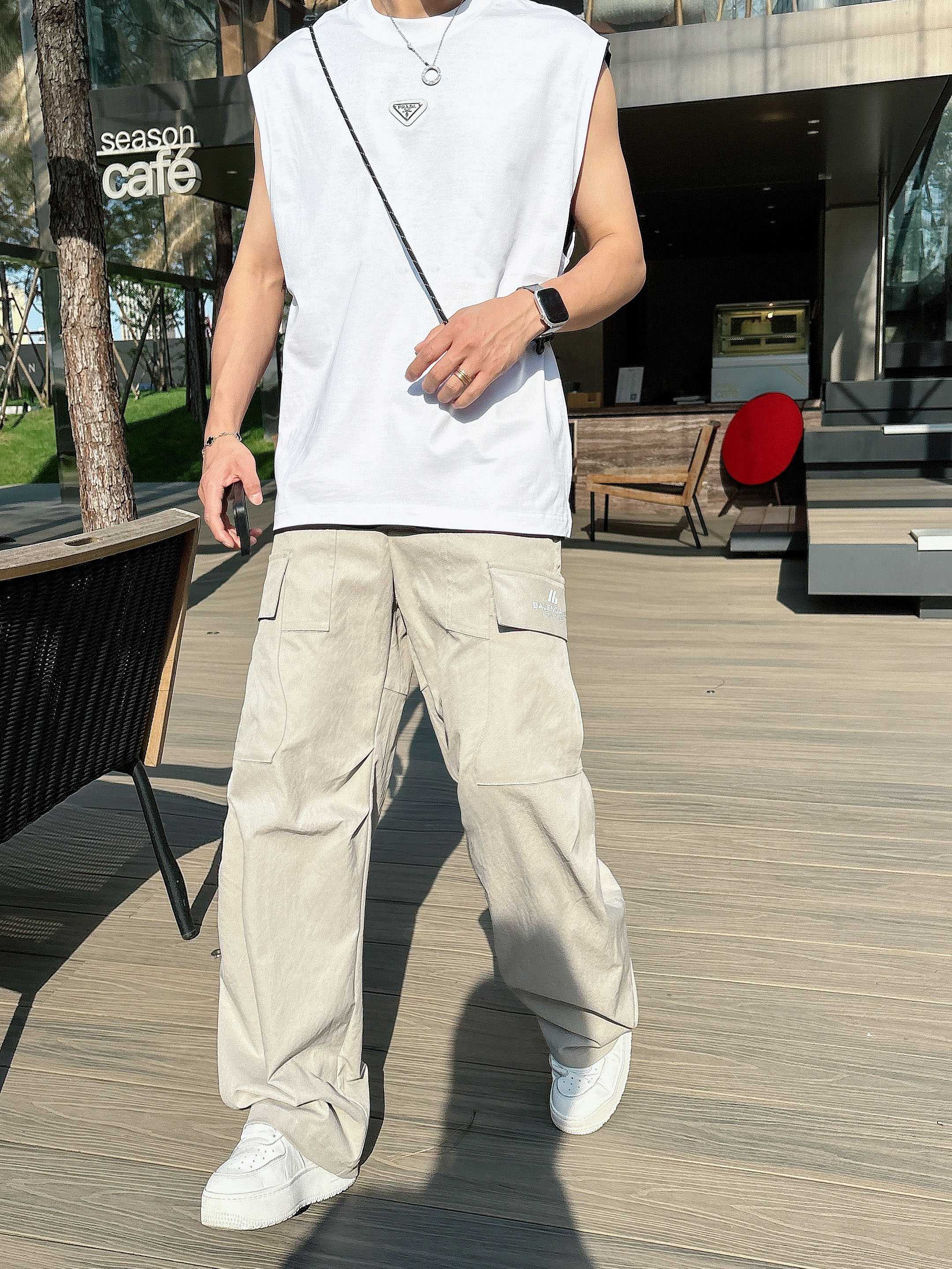 
    普拉达  2025春夏新款首发专柜最新款背心T恤 高端订制 设计前卫时尚！品牌logo重工艺设