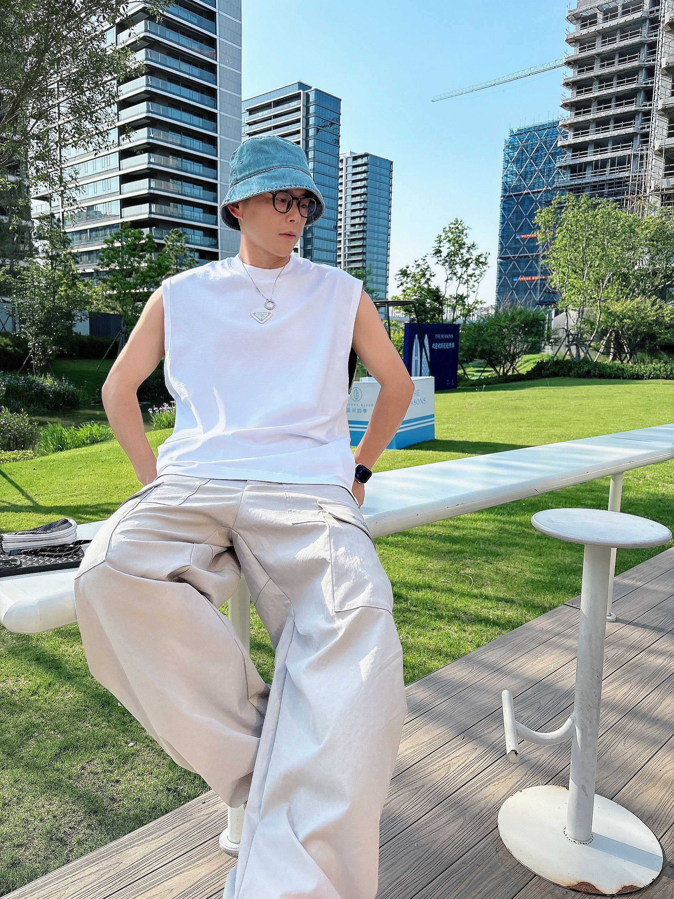 
    普拉达  2025春夏新款首发专柜最新款背心T恤 高端订制 设计前卫时尚！品牌logo重工艺设