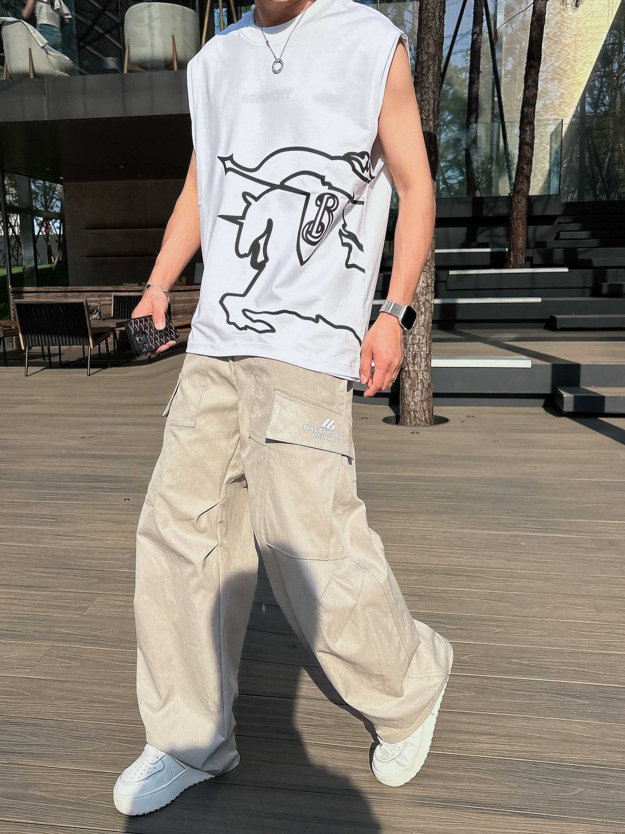 
    巴宝莉  2025春夏新款首发专柜最新款背心T恤 高端订制 设计前卫时尚！品牌logo重工艺设