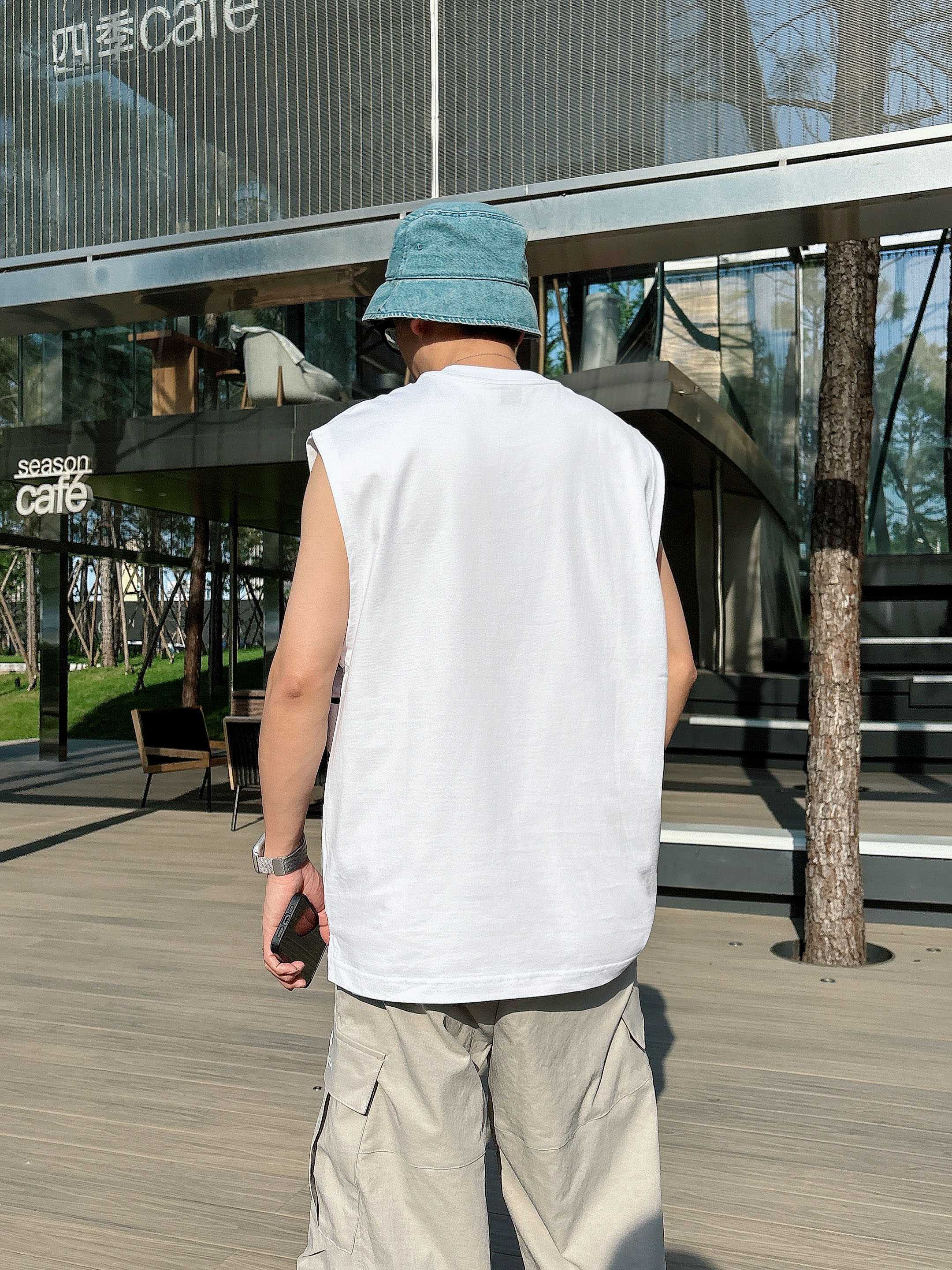 
    巴宝莉  2025春夏新款首发专柜最新款背心T恤 高端订制 设计前卫时尚！品牌logo重工艺设
