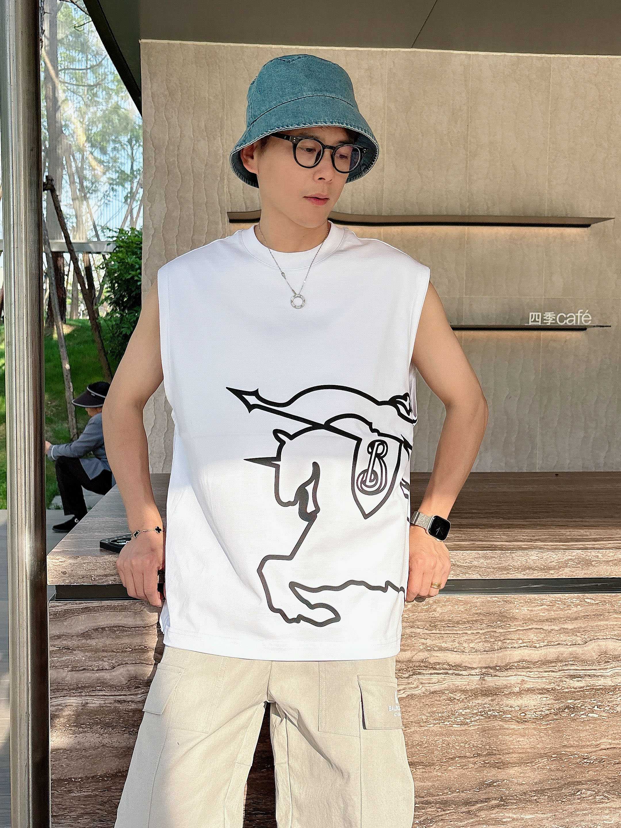 
    巴宝莉  2025春夏新款首发专柜最新款背心T恤 高端订制 设计前卫时尚！品牌logo重工艺设