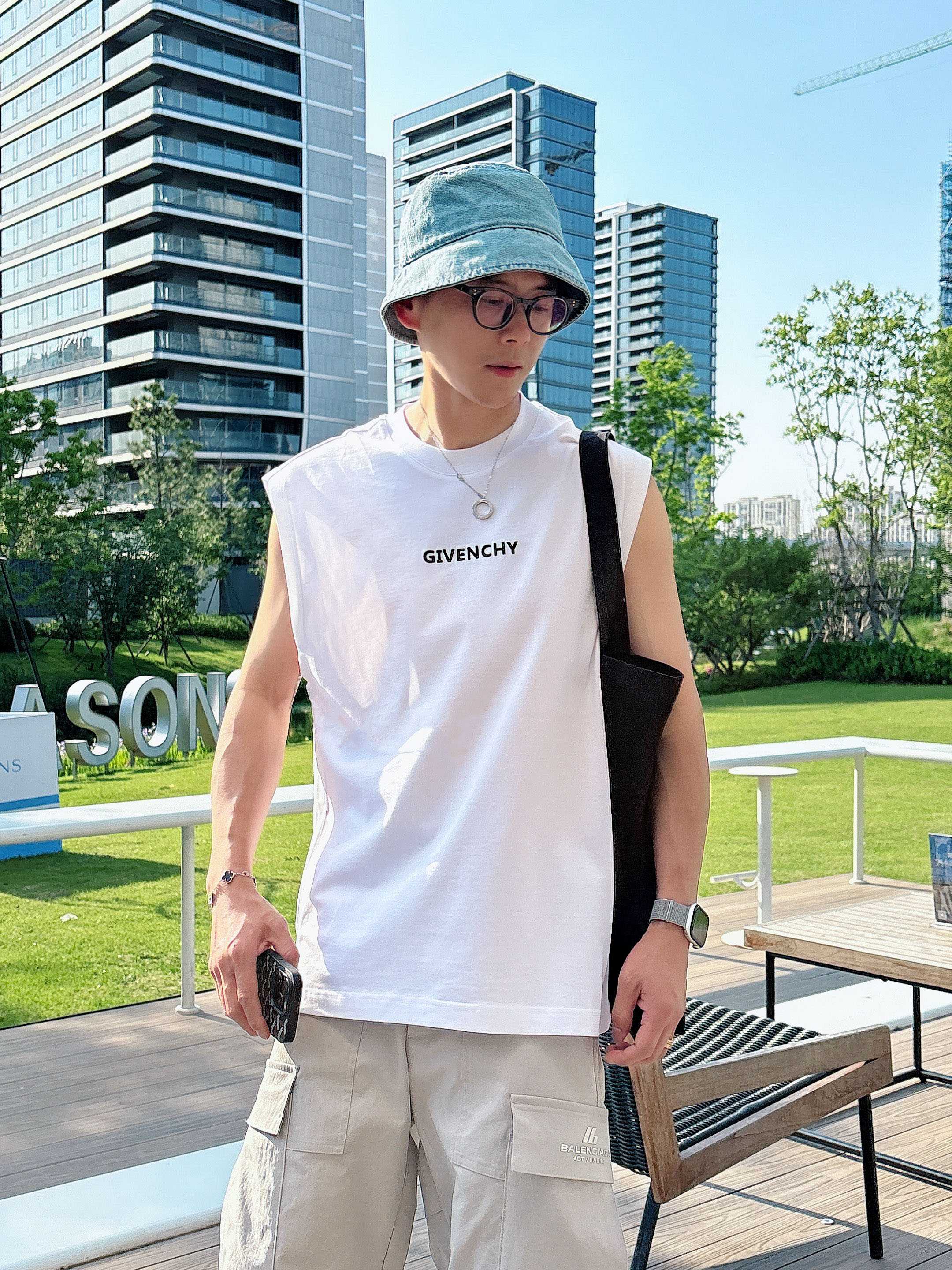 
    纪梵希  2025春夏新款首发专柜最新款背心T恤 高端订制 设计前卫时尚！品牌logo重工艺设