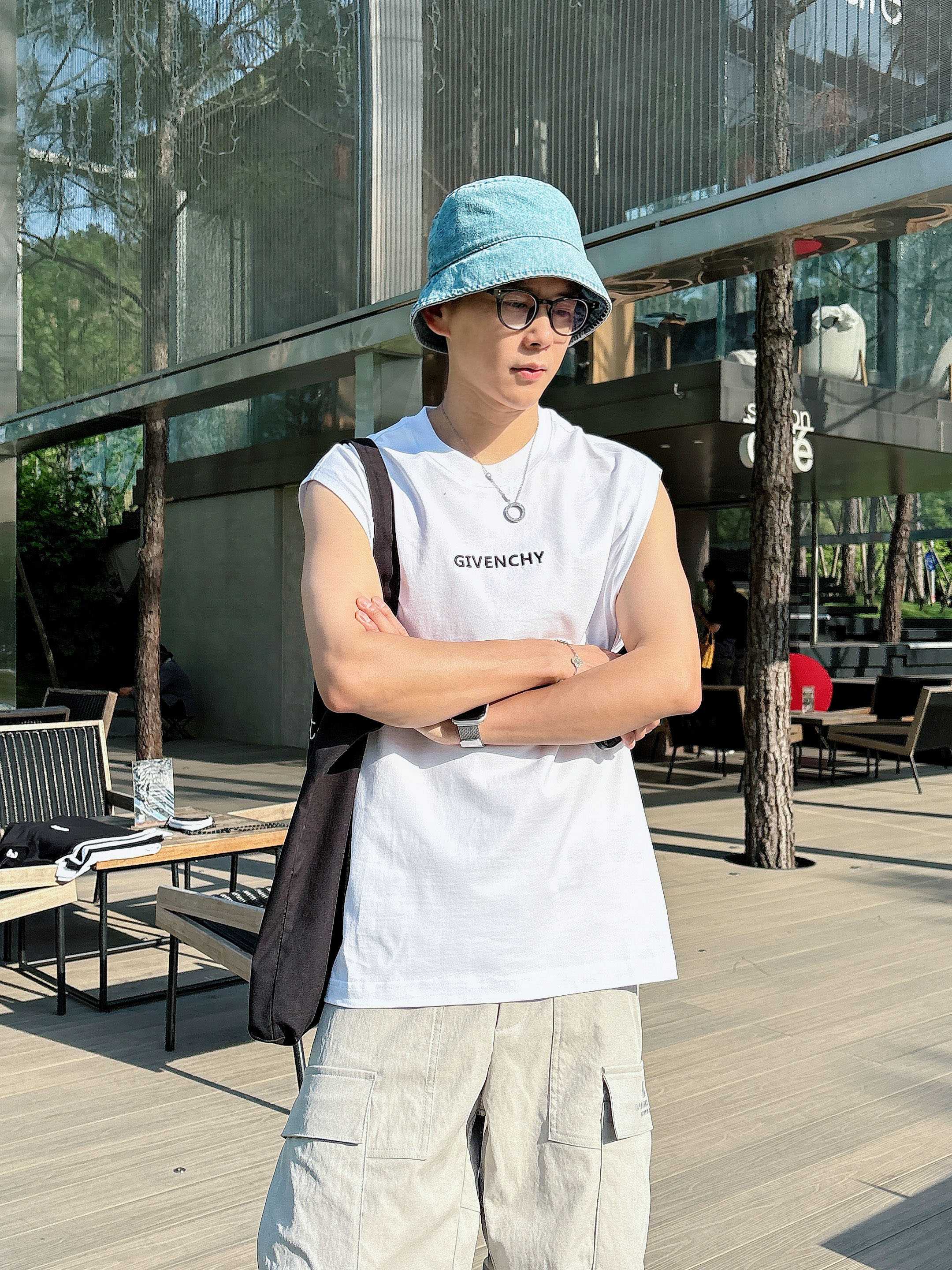 
    纪梵希  2025春夏新款首发专柜最新款背心T恤 高端订制 设计前卫时尚！品牌logo重工艺设