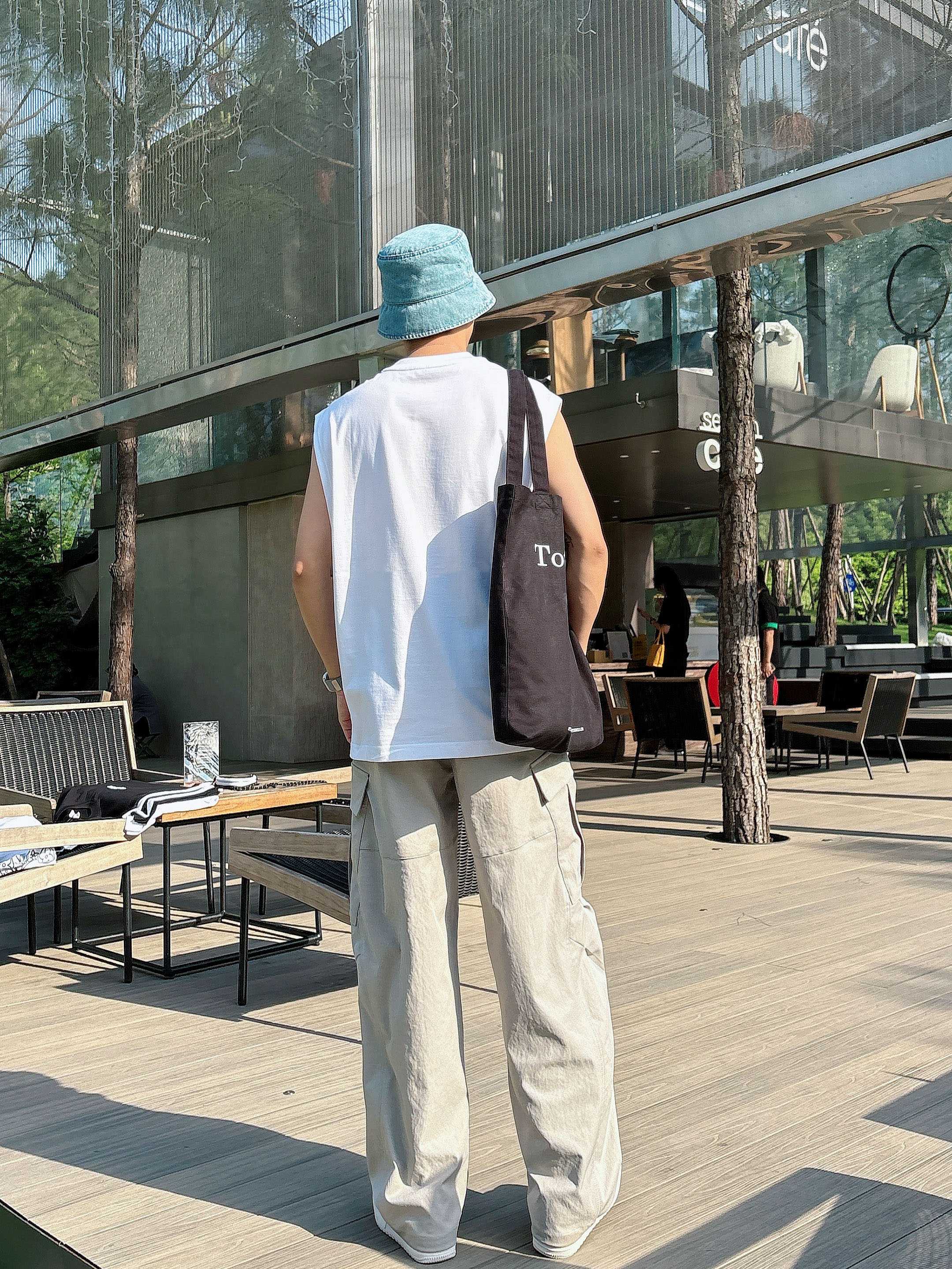 
    纪梵希  2025春夏新款首发专柜最新款背心T恤 高端订制 设计前卫时尚！品牌logo重工艺设