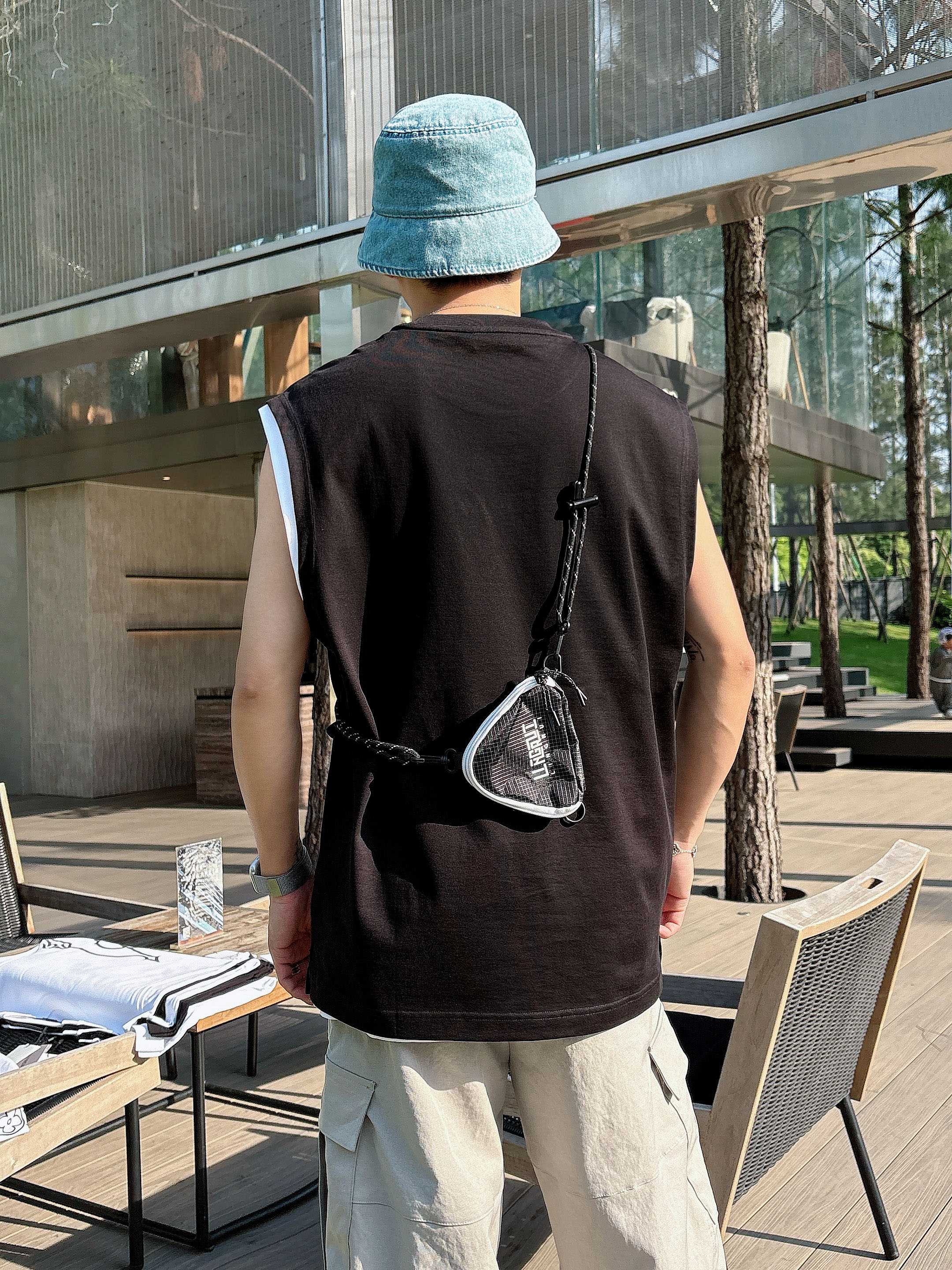 
    纪梵希  2025春夏新款首发专柜最新款背心T恤 高端订制 设计前卫时尚！品牌logo重工艺设