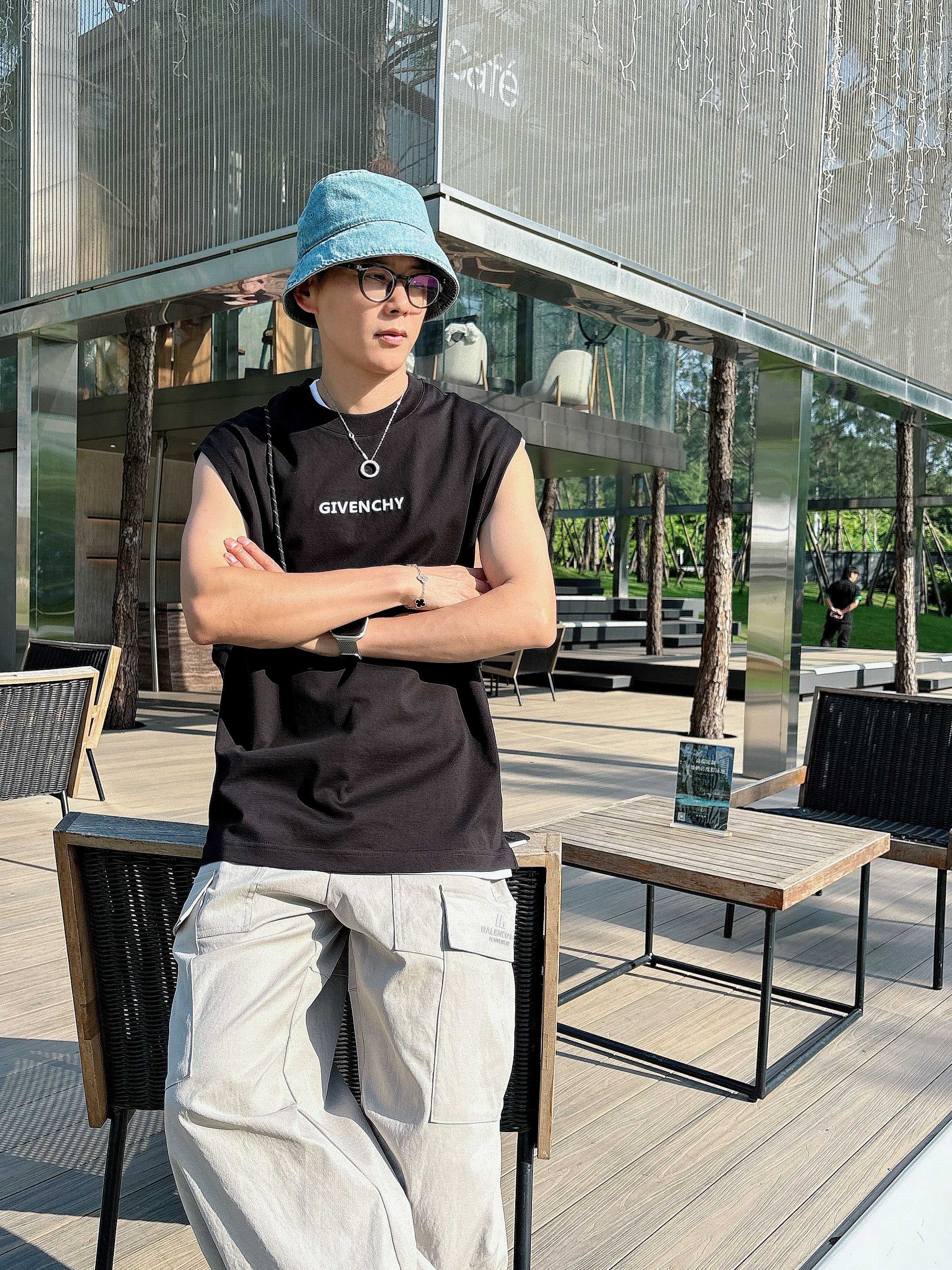 
    纪梵希  2025春夏新款首发专柜最新款背心T恤 高端订制 设计前卫时尚！品牌logo重工艺设