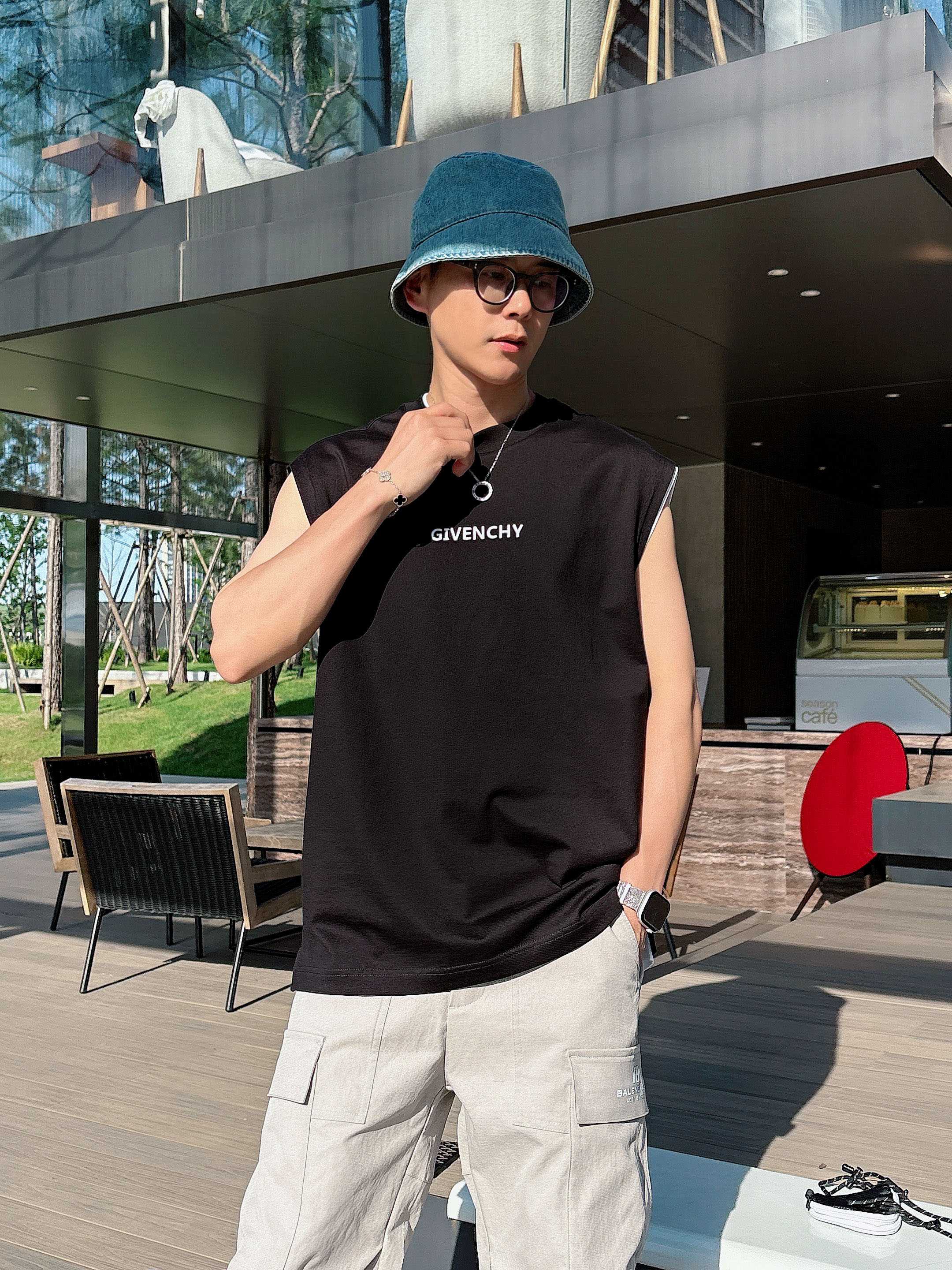 
    纪梵希  2025春夏新款首发专柜最新款背心T恤 高端订制 设计前卫时尚！品牌logo重工艺设