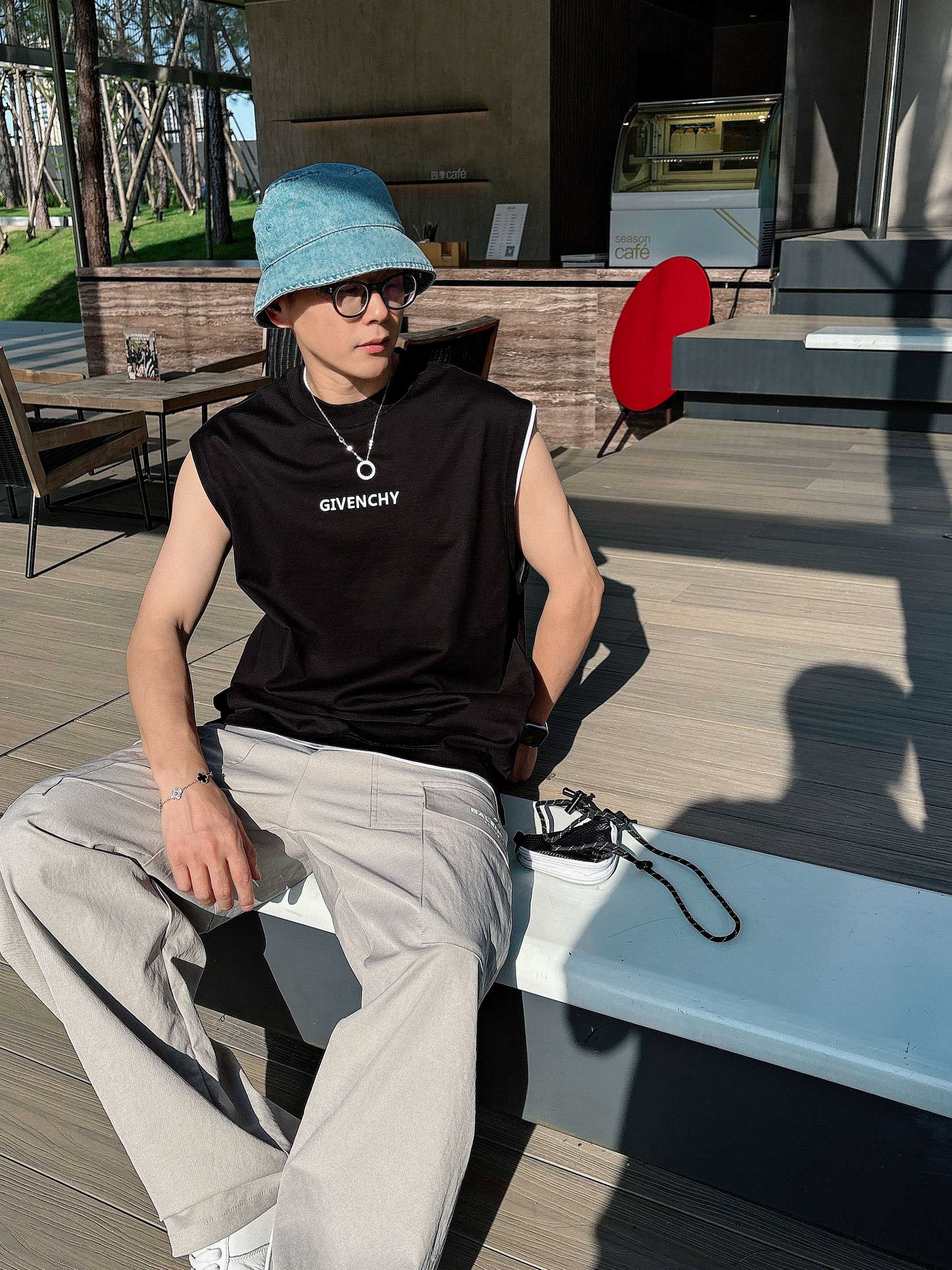 
    纪梵希  2025春夏新款首发专柜最新款背心T恤 高端订制 设计前卫时尚！品牌logo重工艺设