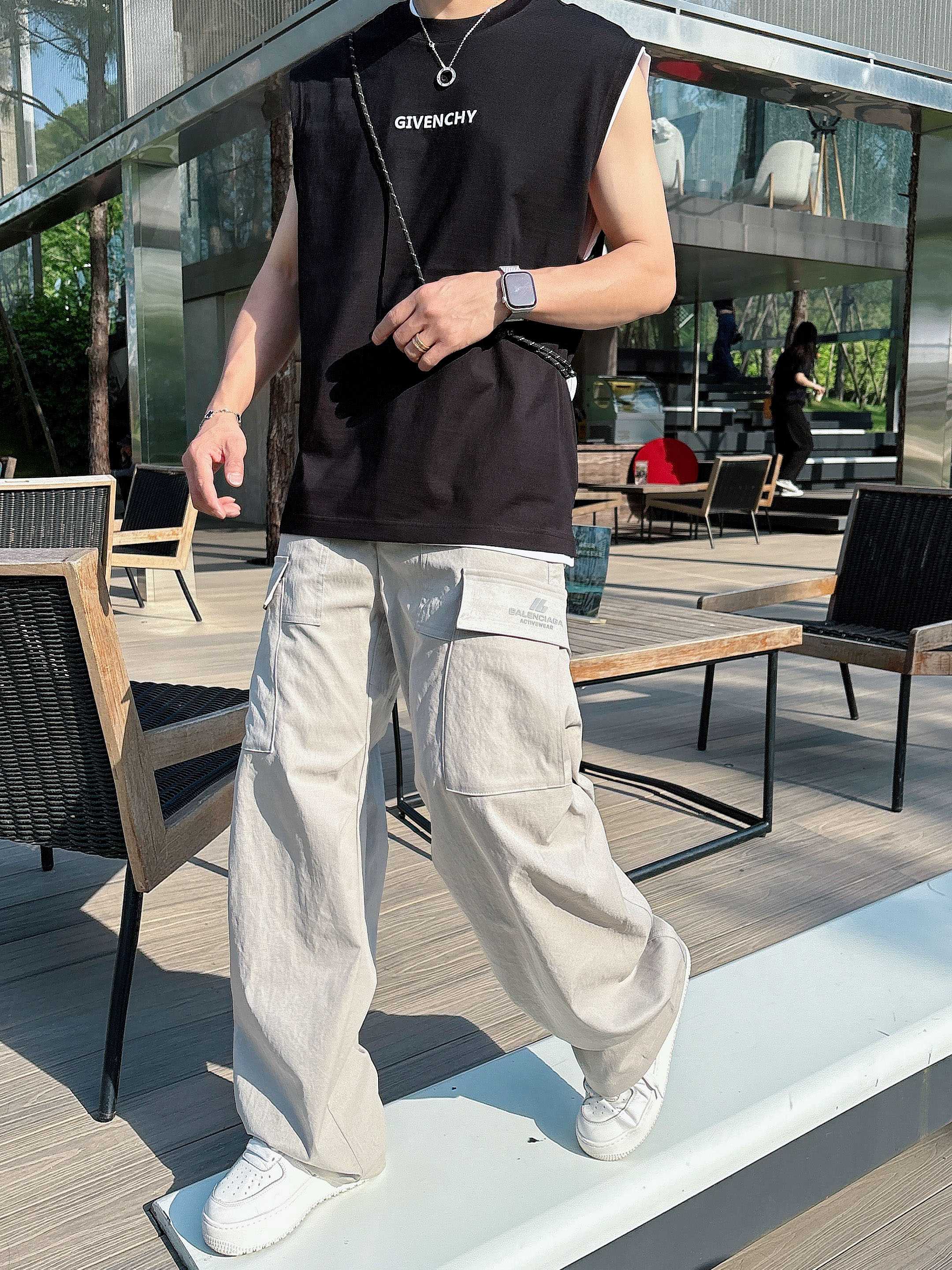 
    纪梵希  2025春夏新款首发专柜最新款背心T恤 高端订制 设计前卫时尚！品牌logo重工艺设